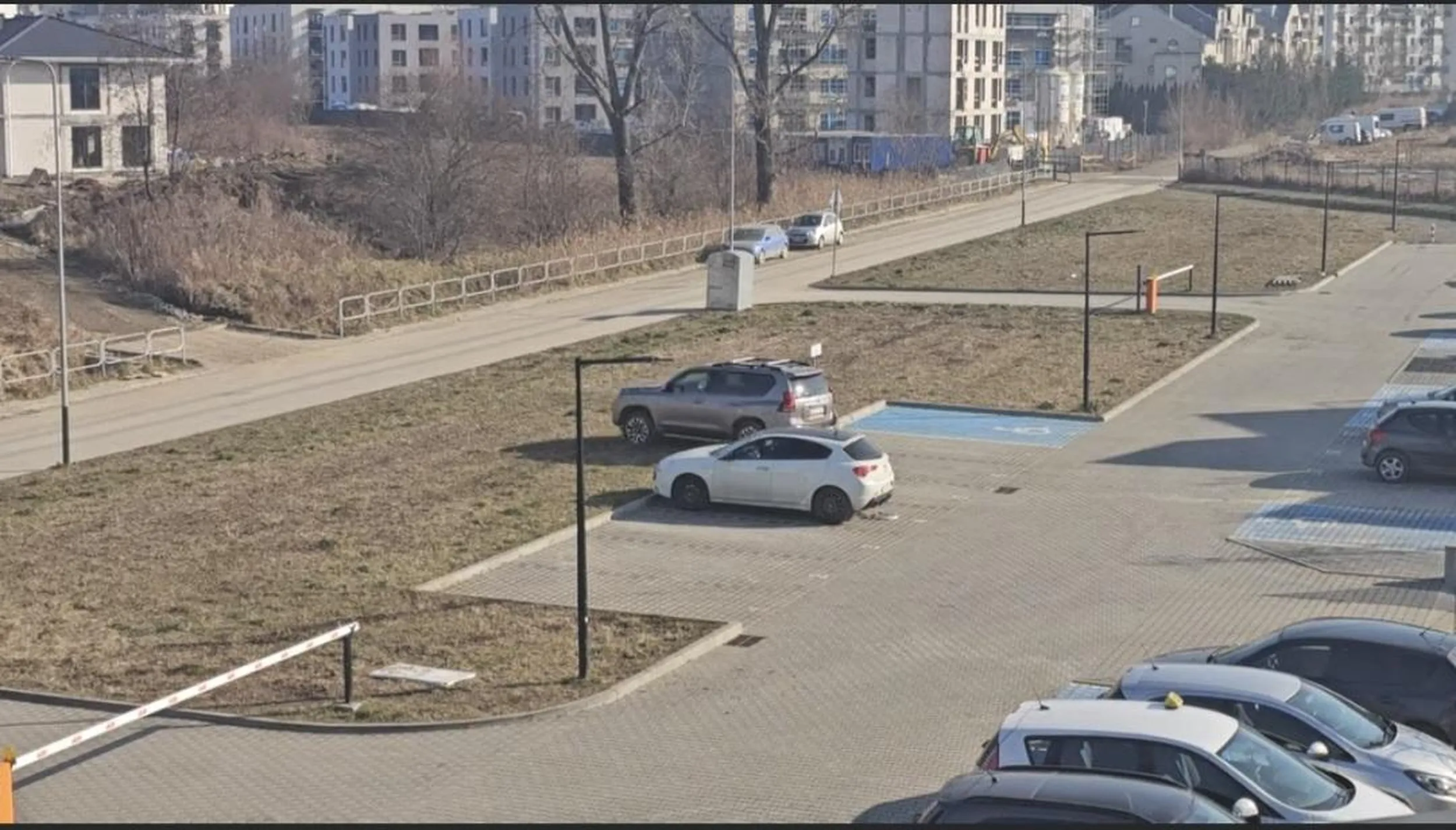 Pan najwidoczniej nie rozumie po co są szlabany i drogi i woli rozjeżdżać ludziom pod domem trawniki. Kawał buca