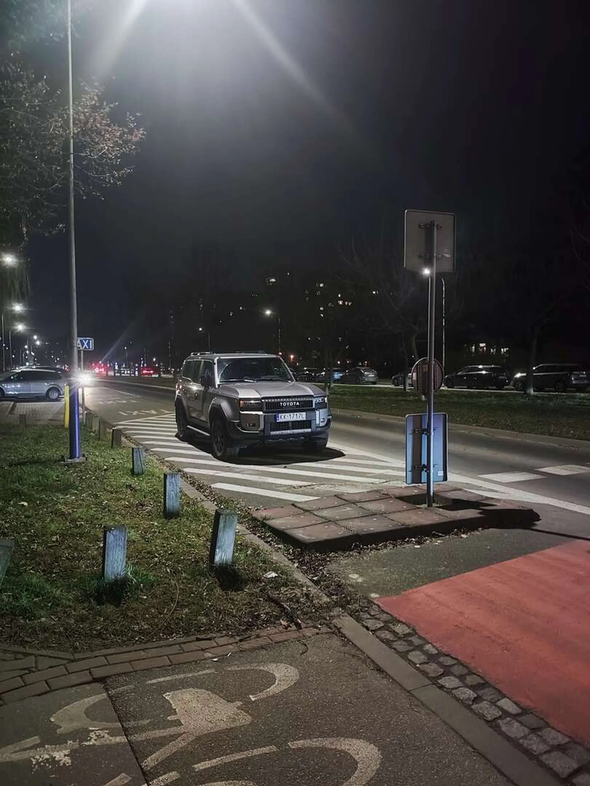 Pełno wolnego miejsca, ale księciuniu musi stanąć tuż przed przejściem dla pieszych i przejazdem dla rowerów... A potem będzie "nie widziałem pieszego, bo przejście było słabo widoczne"