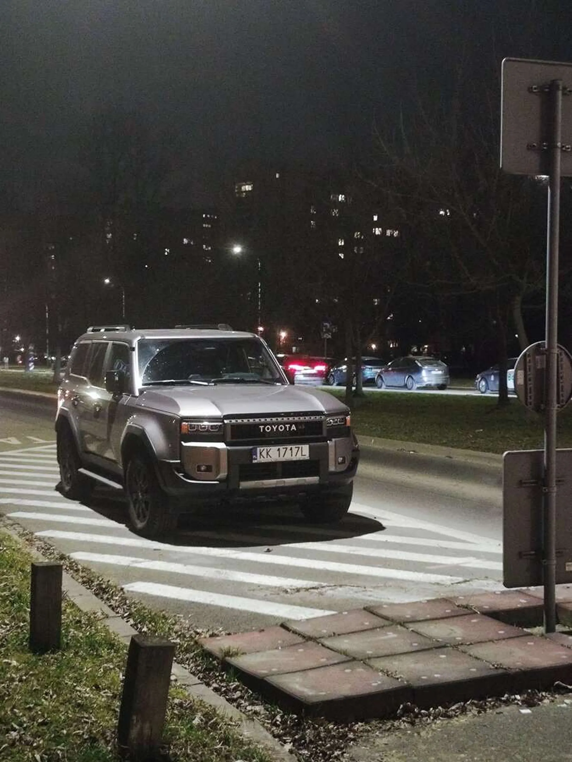 Pełno wolnego miejsca, ale księciuniu musi stanąć tuż przed przejściem dla pieszych i przejazdem dla rowerów... A potem będzie "nie widziałem pieszego, bo przejście było słabo widoczne"