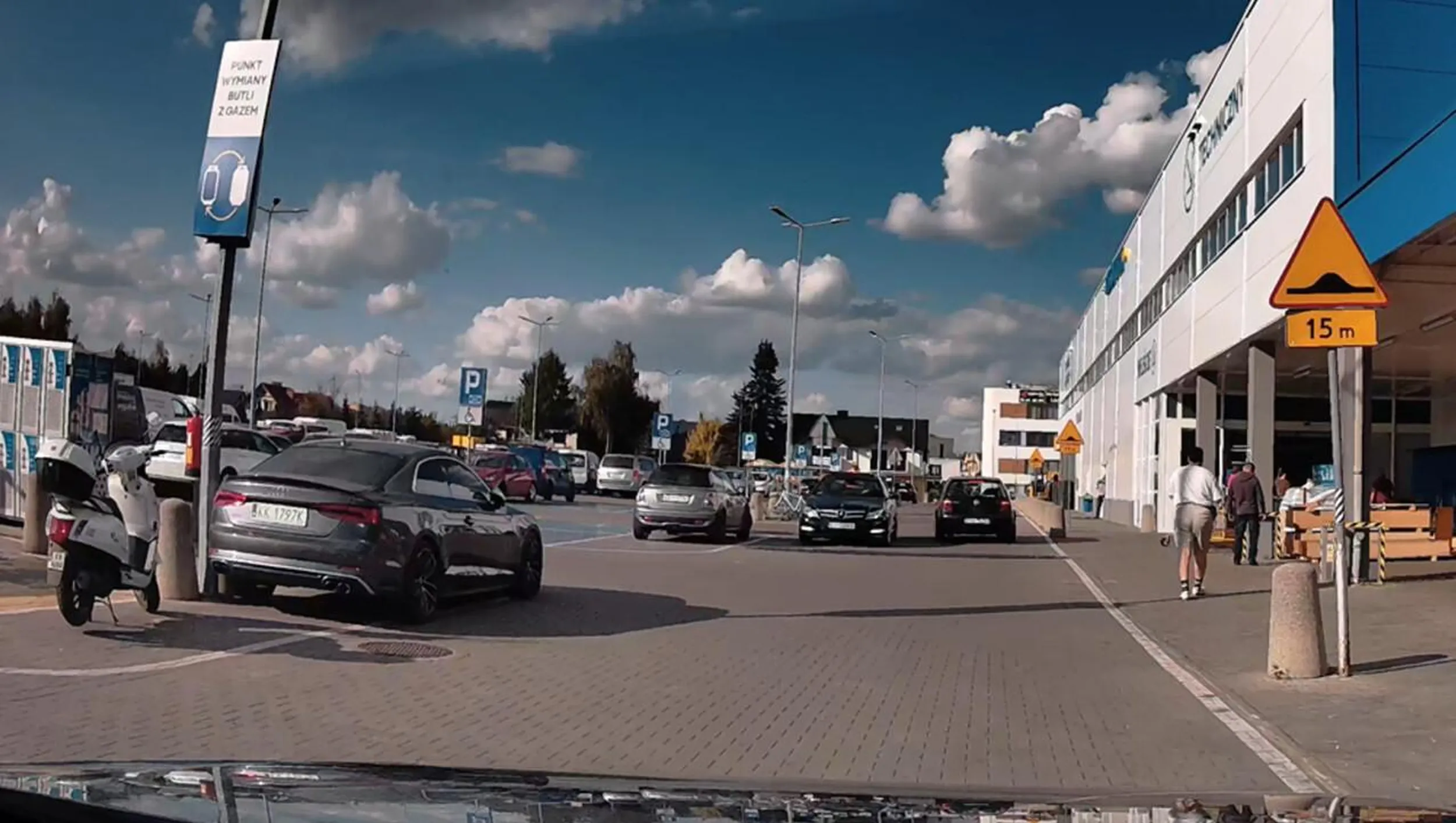 gamoń parkuje na obszarze wyłączonym z ruchu, utrudniając widoczność