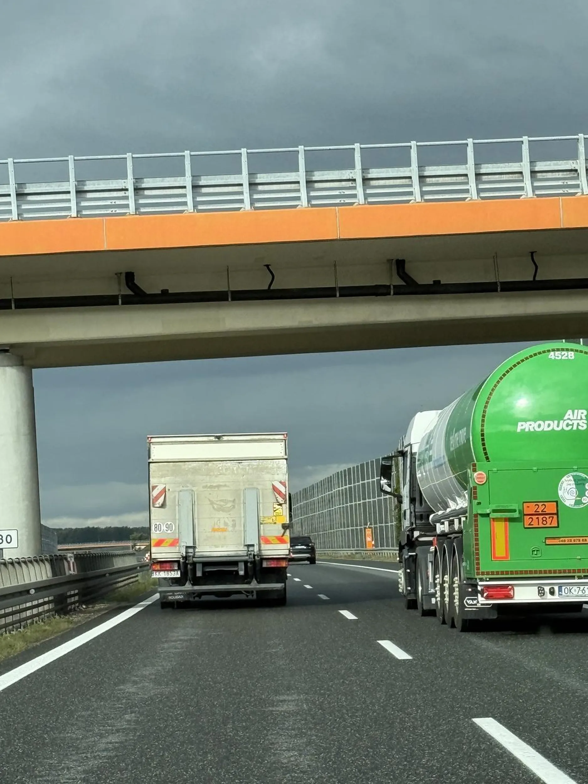 Chłopie jak jedziesz tą autostradą to nie utrudniaj jazdy innym.. jak wyprzedasz to bierz pod uwagę że pojazd któremu się wcinasz musi hamować…