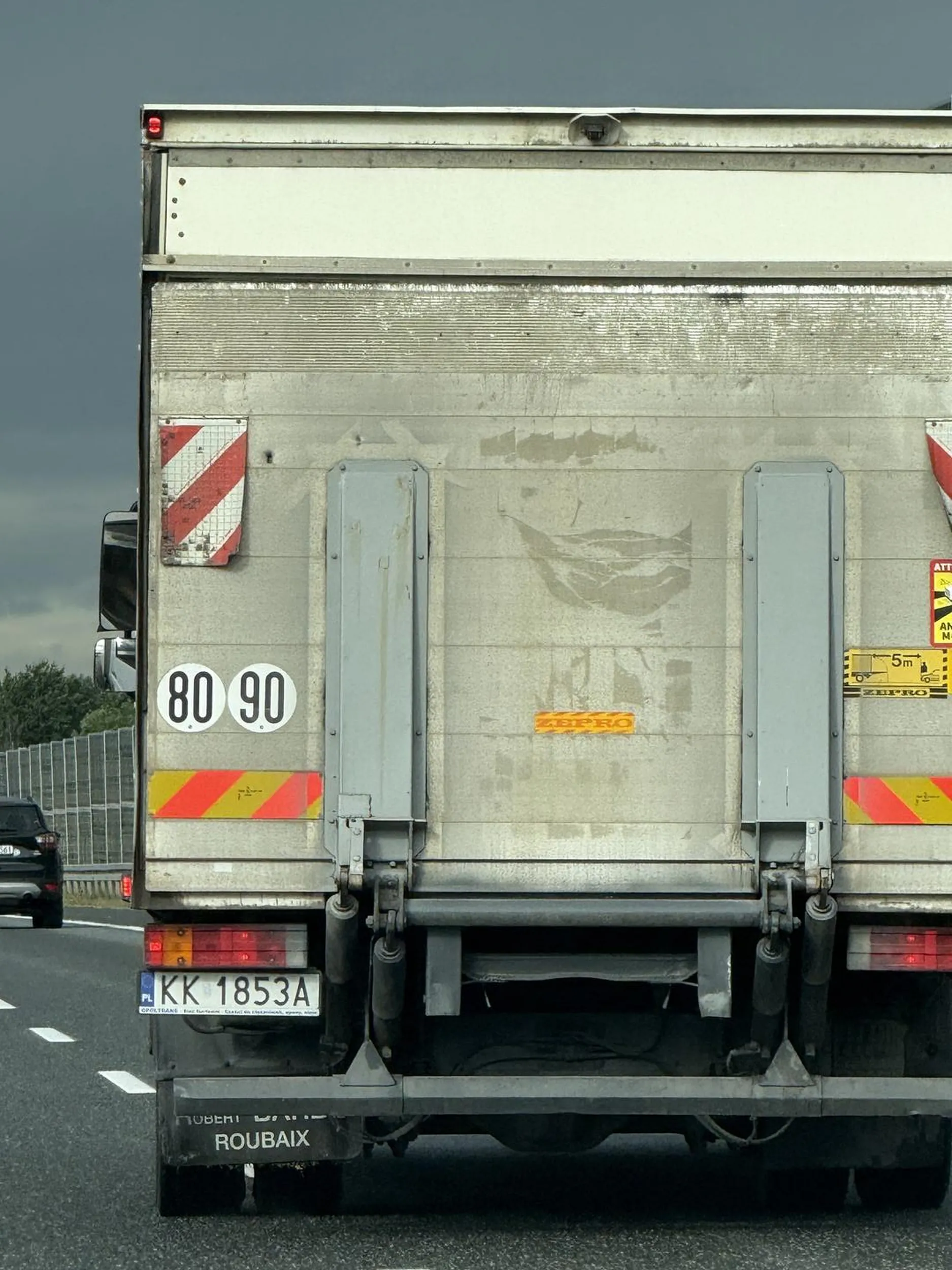 Chłopie jak jedziesz tą autostradą to nie utrudniaj jazdy innym.. jak wyprzedasz to bierz pod uwagę że pojazd któremu się wcinasz musi hamować…