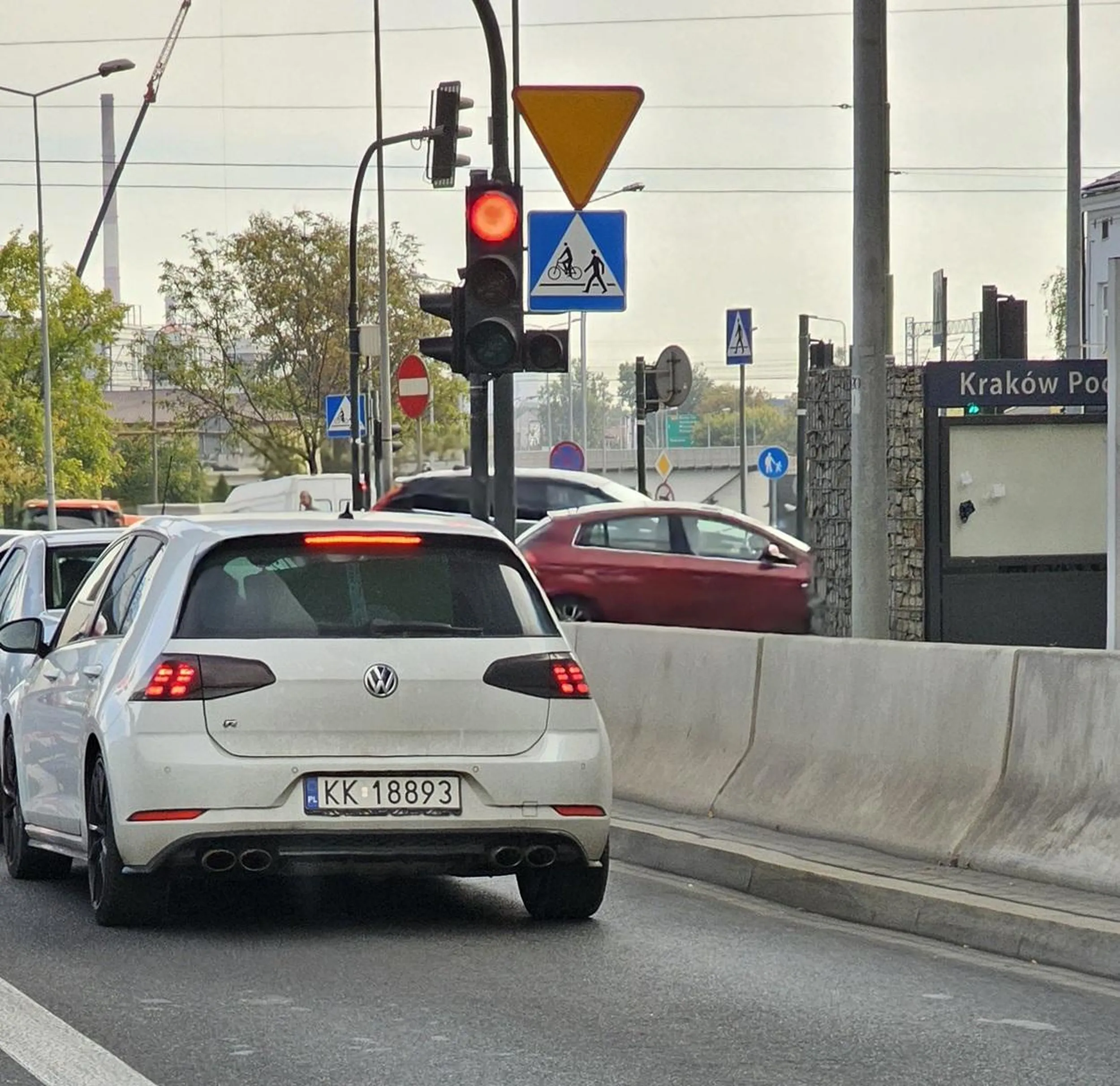 Nie jesteś anonimowy. 27.08.2025 godz. 9.24 aleja Powstańców Śląskich Kraków. Doprowadziłeś do realnego zagrożenia bo wyprzedzałeś na skrajnym prawym a i tak jechałeś z skrajnego lewego na drodze trzypasmowej.