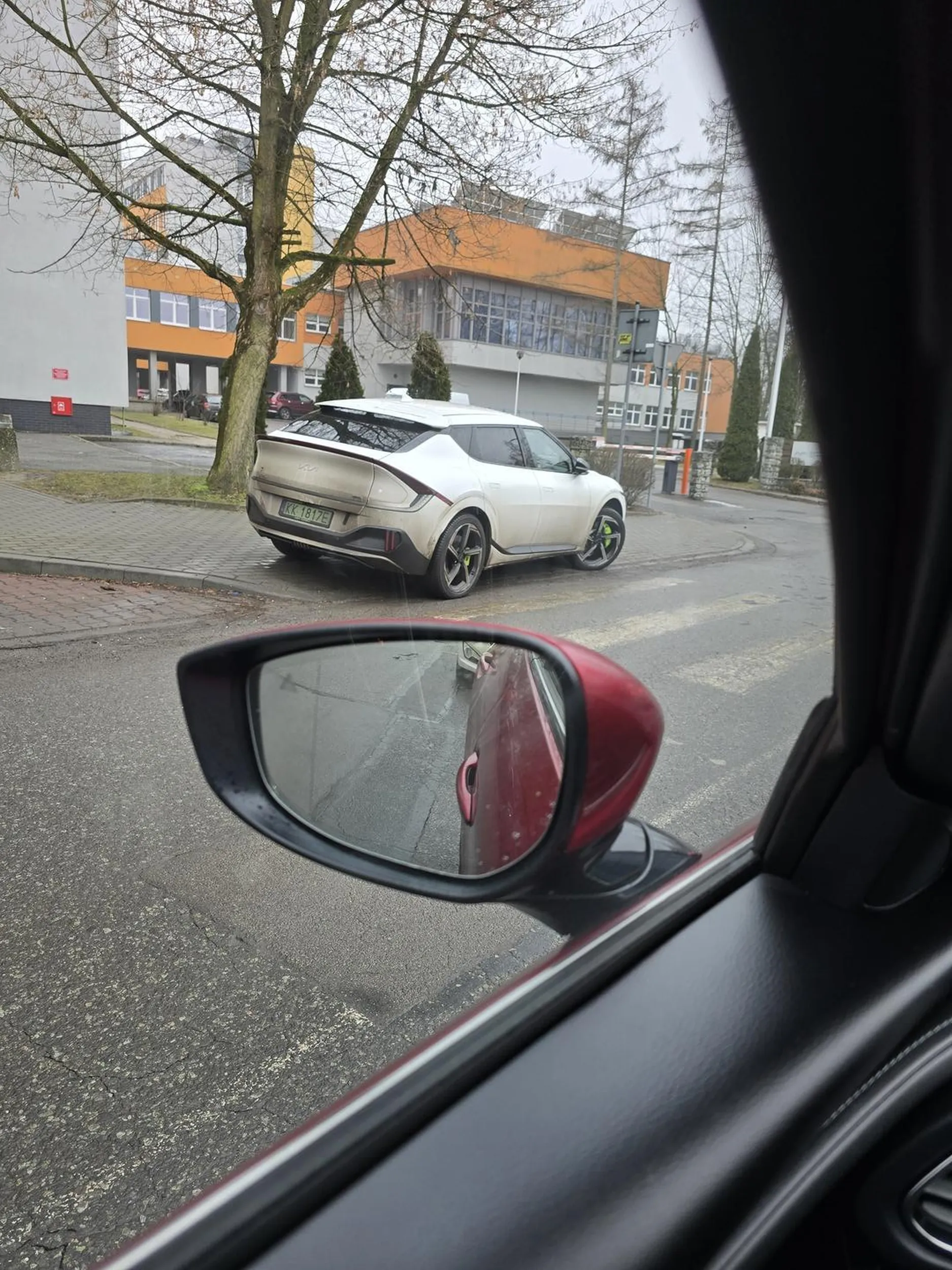 Mistrz parkowania w wyznaczonym do tego miejscu, tj na przejściu dla pieszych 06.02.2025 Katowice ul medykow