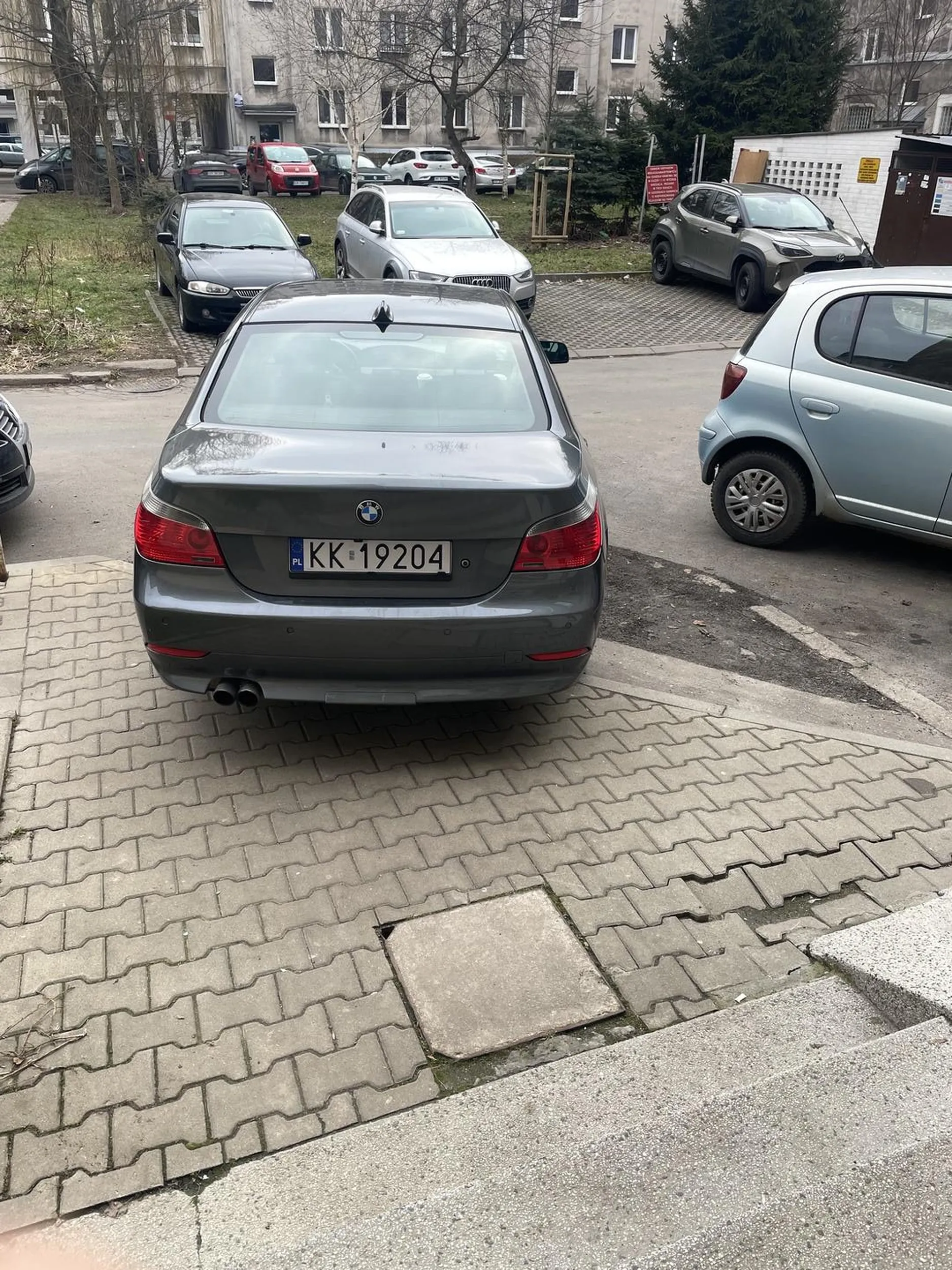 Kierowca nie potrafi zaparkować razem z resztą samochodów blokując zatem miejsce dla kolejnego kierowcy dn.07.02.2025 12:54