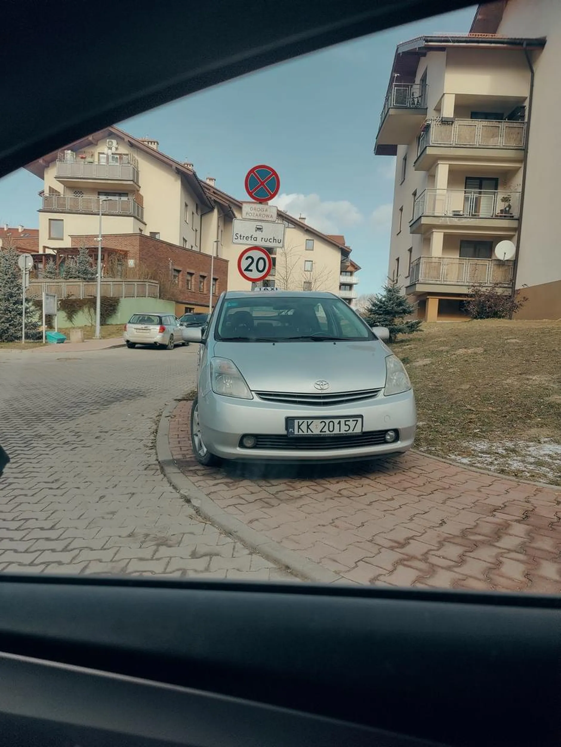 Buractwo. Niby zawodowy kierowca a chodnika od parkingu nie rozróżnia? Zaznaczam że gościu stoi na zakazie parkowania, nie tym widocznym na zdjęciu. Wzdłuż całej ulicy Wierzyńskiego jest zakaz.