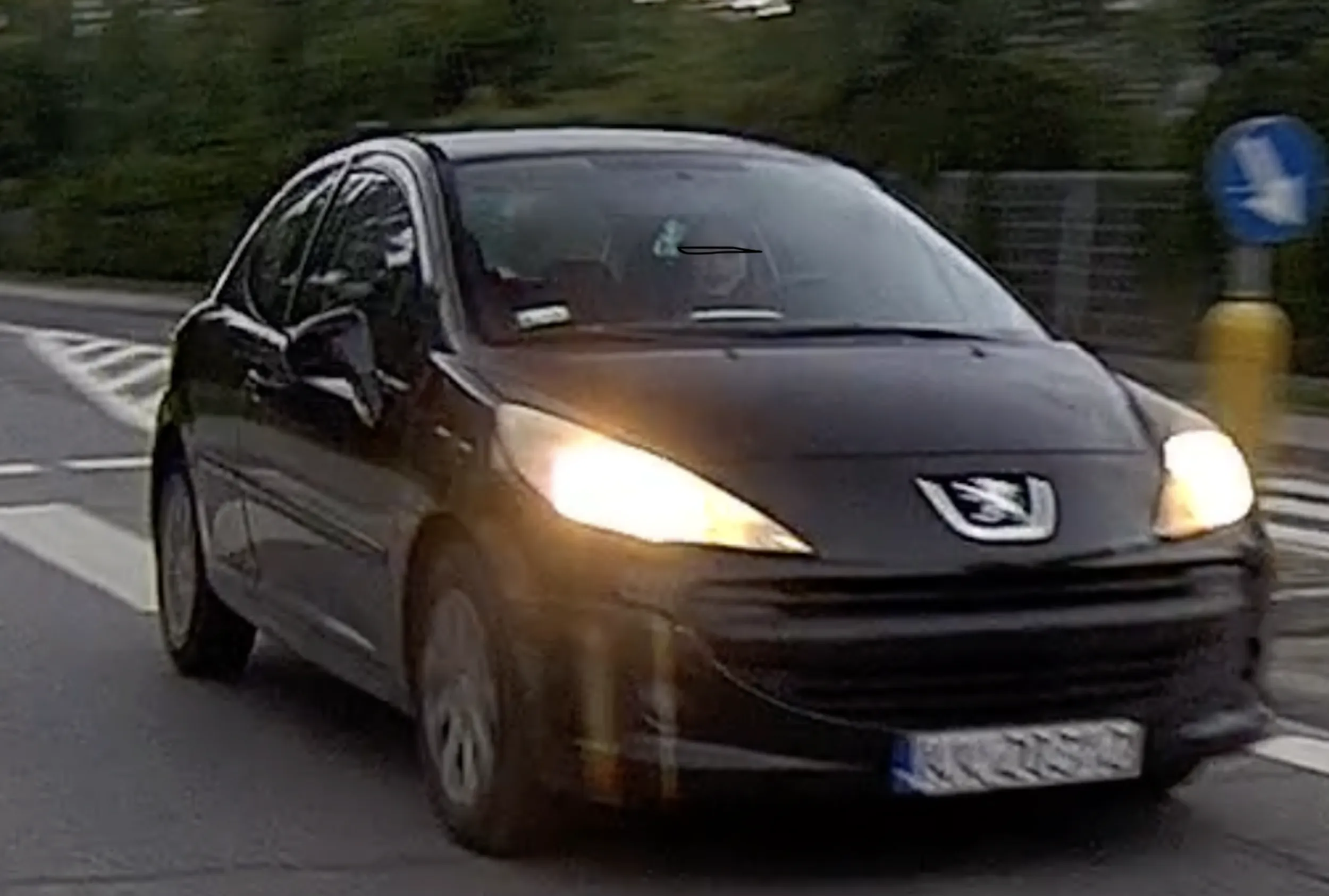 Trąbi bo nie zna znaków i nie wie że jest strefa z ograniczeniem 30 km/h