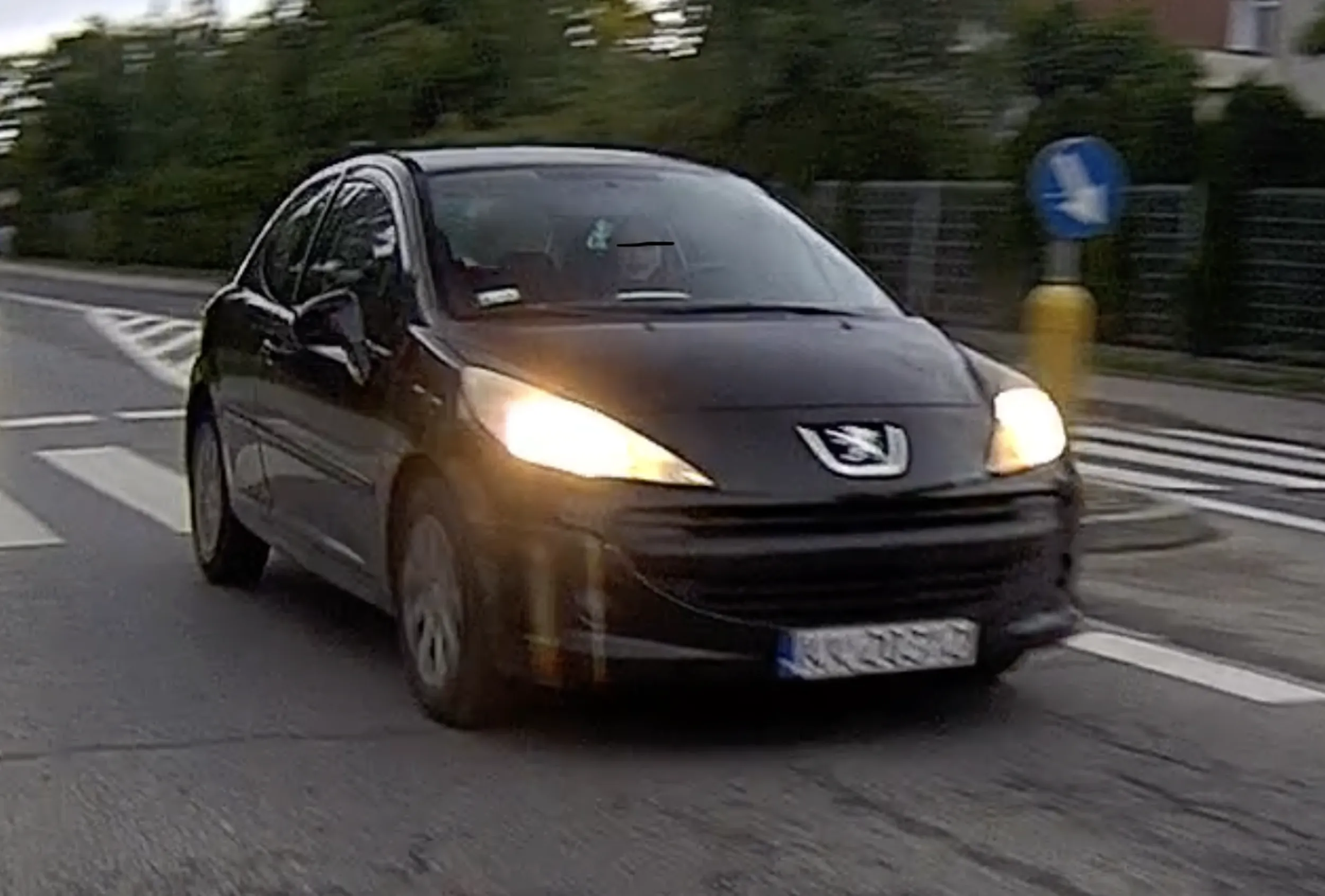 Trąbi bo nie zna znaków i nie wie że jest strefa z ograniczeniem 30 km/h