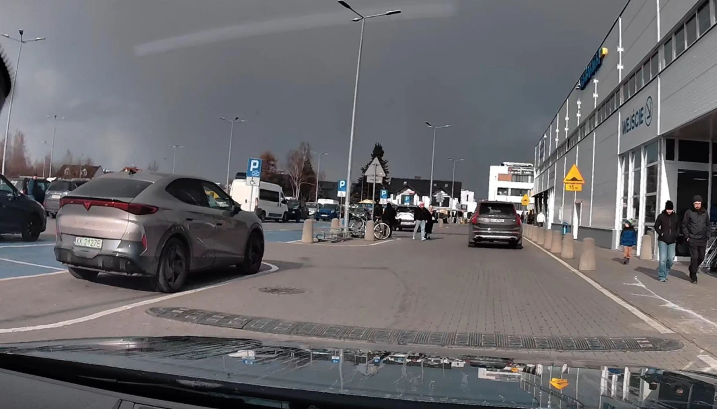 pierdoła parkuje na obszarze wyłączonym z ruchu, mając pełno wolnych miejsc na parkingu - no ale tak, dupy się nie chce ruszyć, trzeba jak najbliżej wejścia