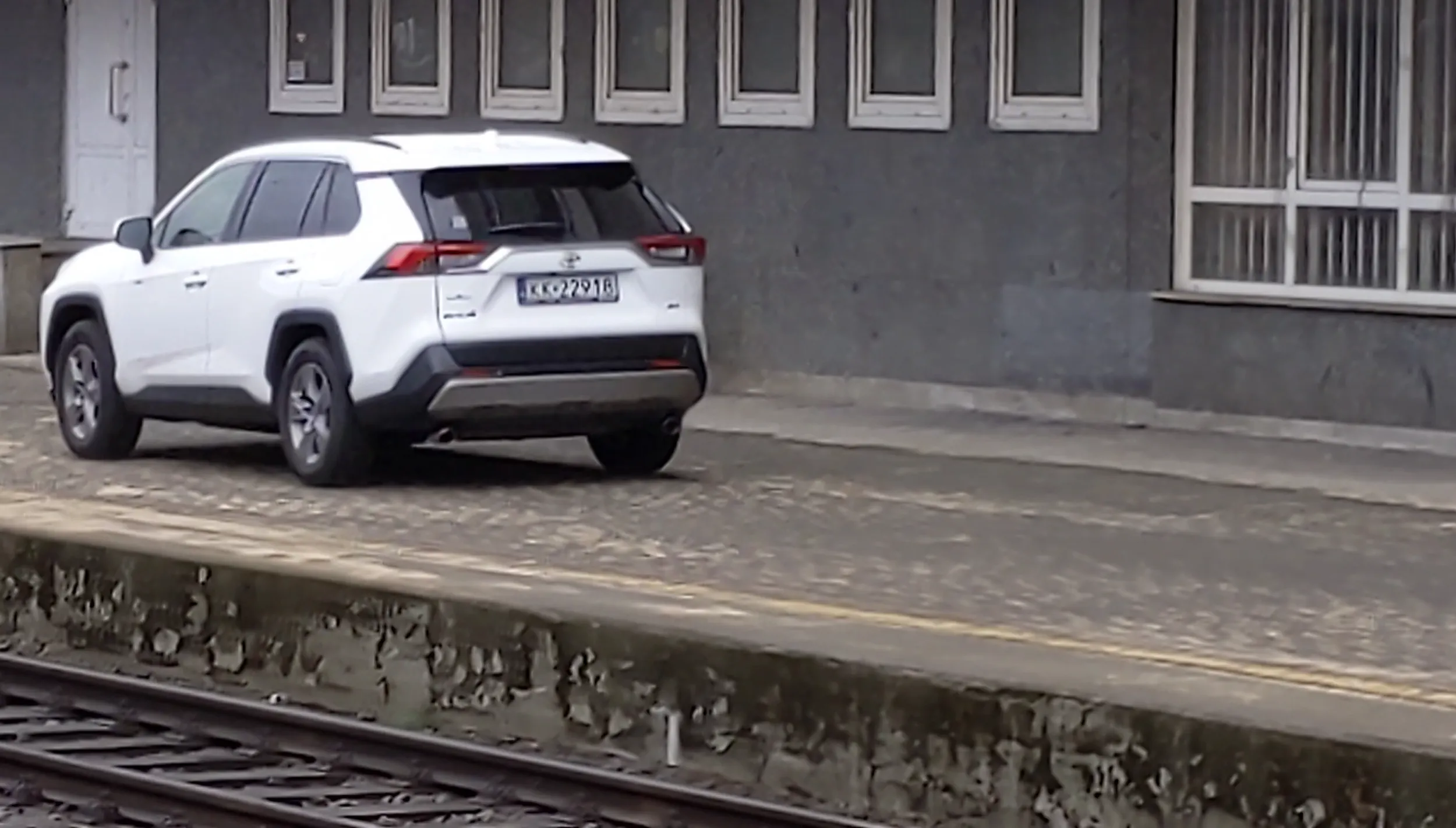 KK22918 lub KK2291B wjechał na peron na dworcu kolejowym w Sosnowcu.