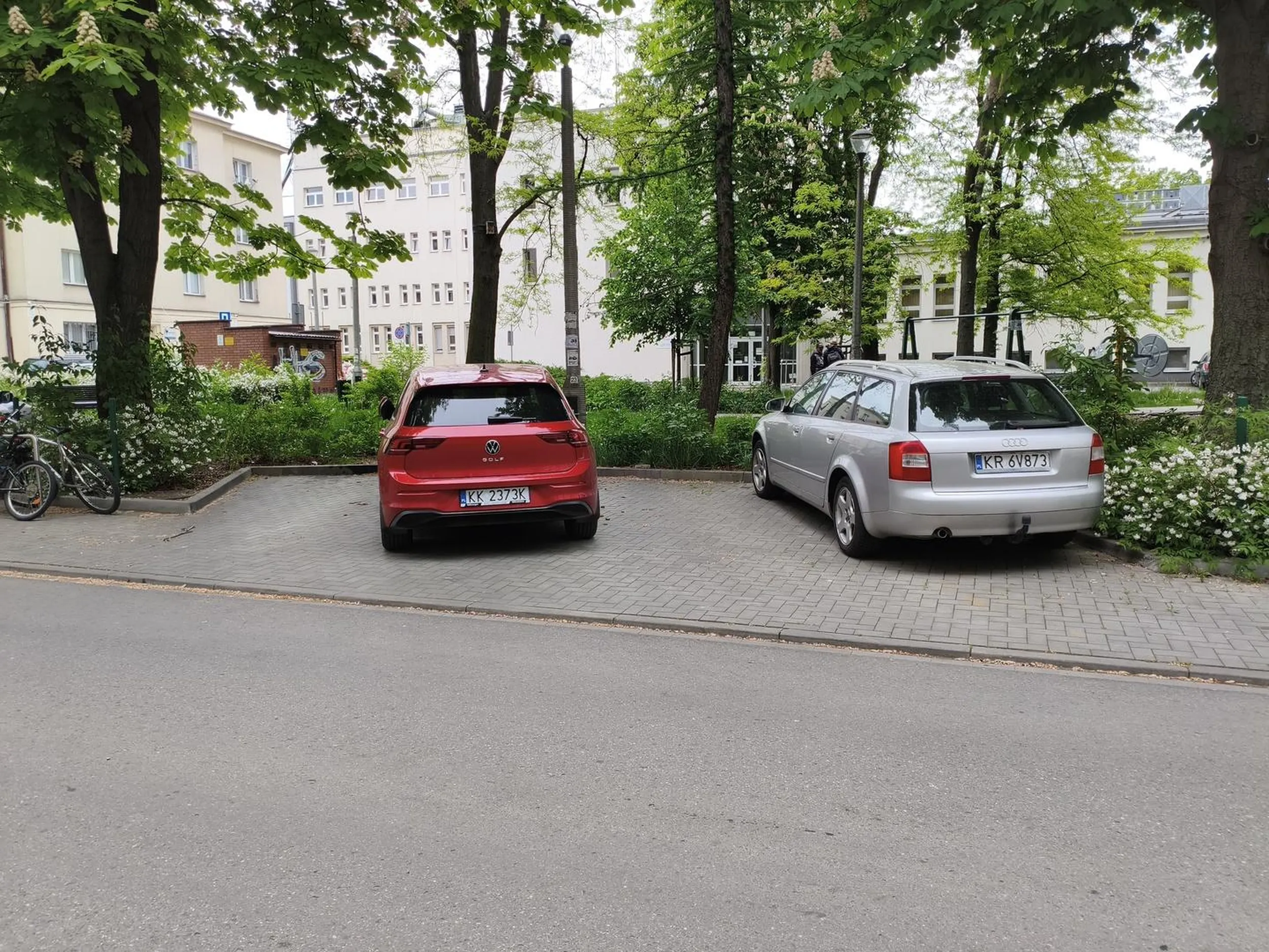 No słów brak... Miejsc pod blokiem dla mieszkańców jak na lekarstwo... Pinda z Golfa ma wyrąbane..