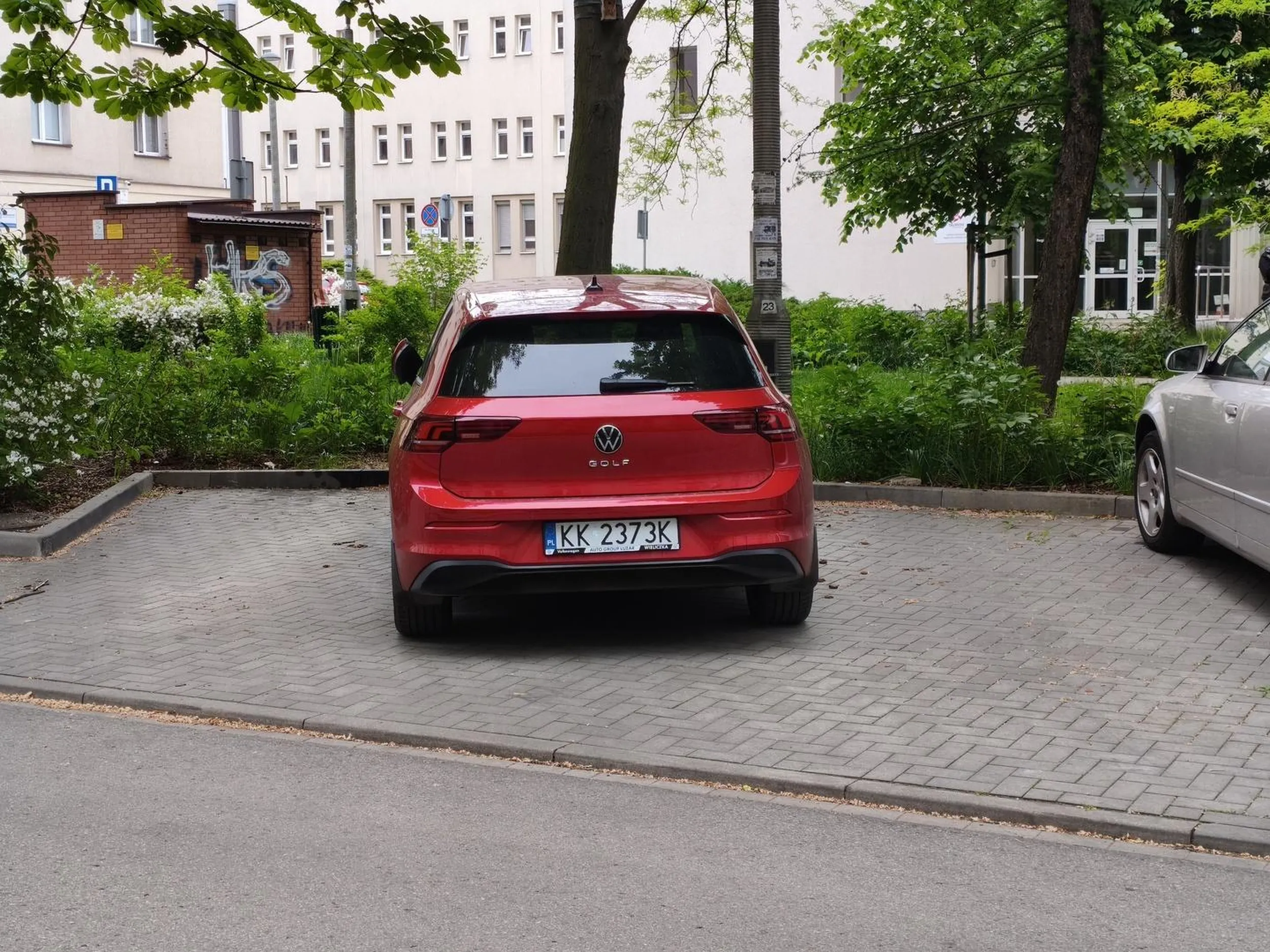 No słów brak... Miejsc pod blokiem dla mieszkańców jak na lekarstwo... Pinda z Golfa ma wyrąbane..