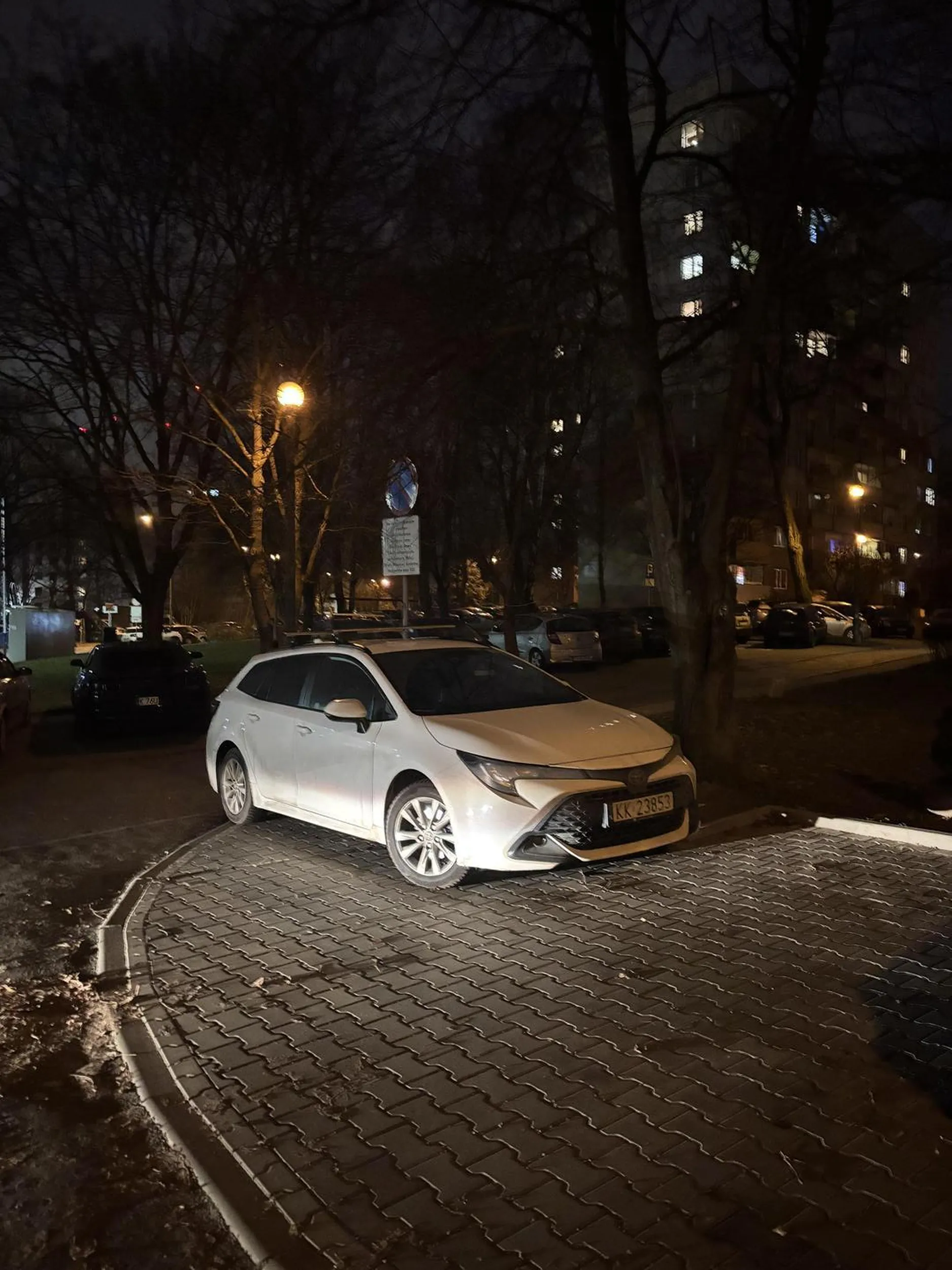 Szeryf zaparkował poziomo na 2 miejscach parkingowych w święta. Wstyd?‍♂️