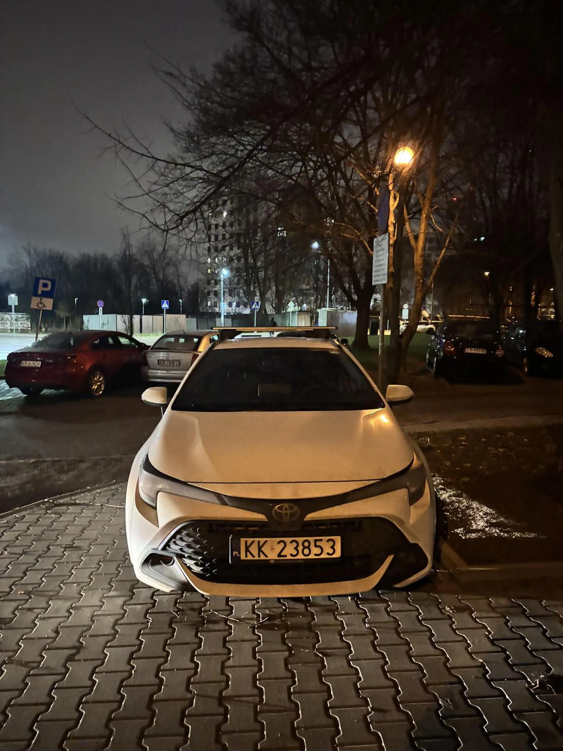 Szeryf zaparkował poziomo na 2 miejscach parkingowych w święta. Wstyd?‍♂️