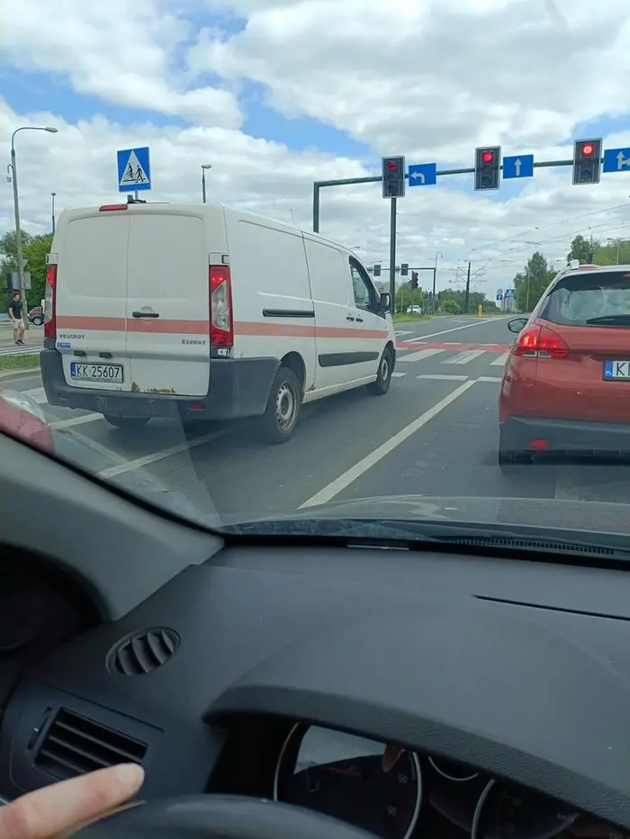 Potwierdzam dzisiaj też już wyskakiwał z auta, jak mu zwróciłem uwagę że w tunelu jedzie bez świateł. Dostanie następnym razem w pysk to spokornieje.