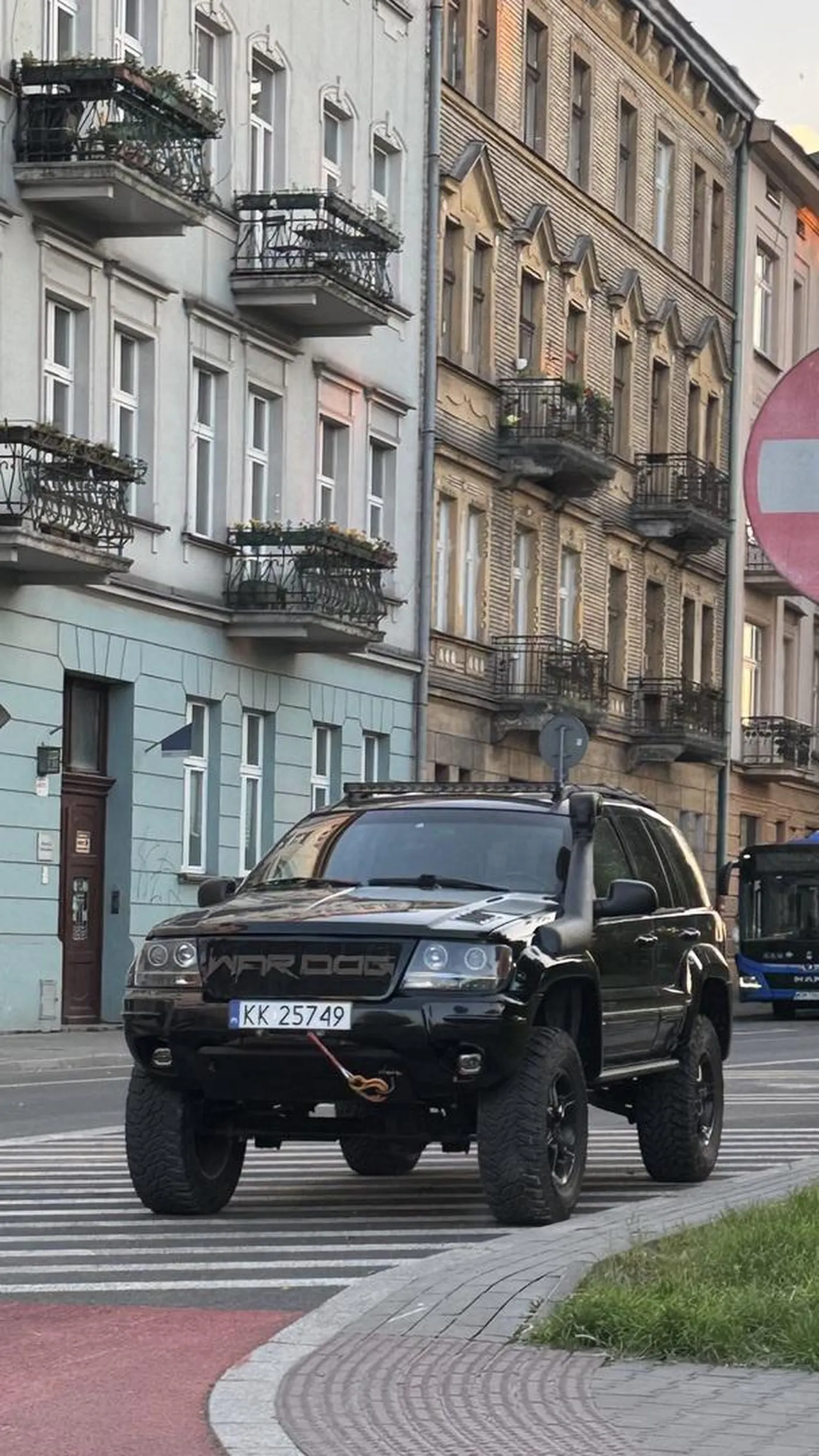 Piękny osiedlowy folklor a parkowanie w miejscu niedozwolonym.