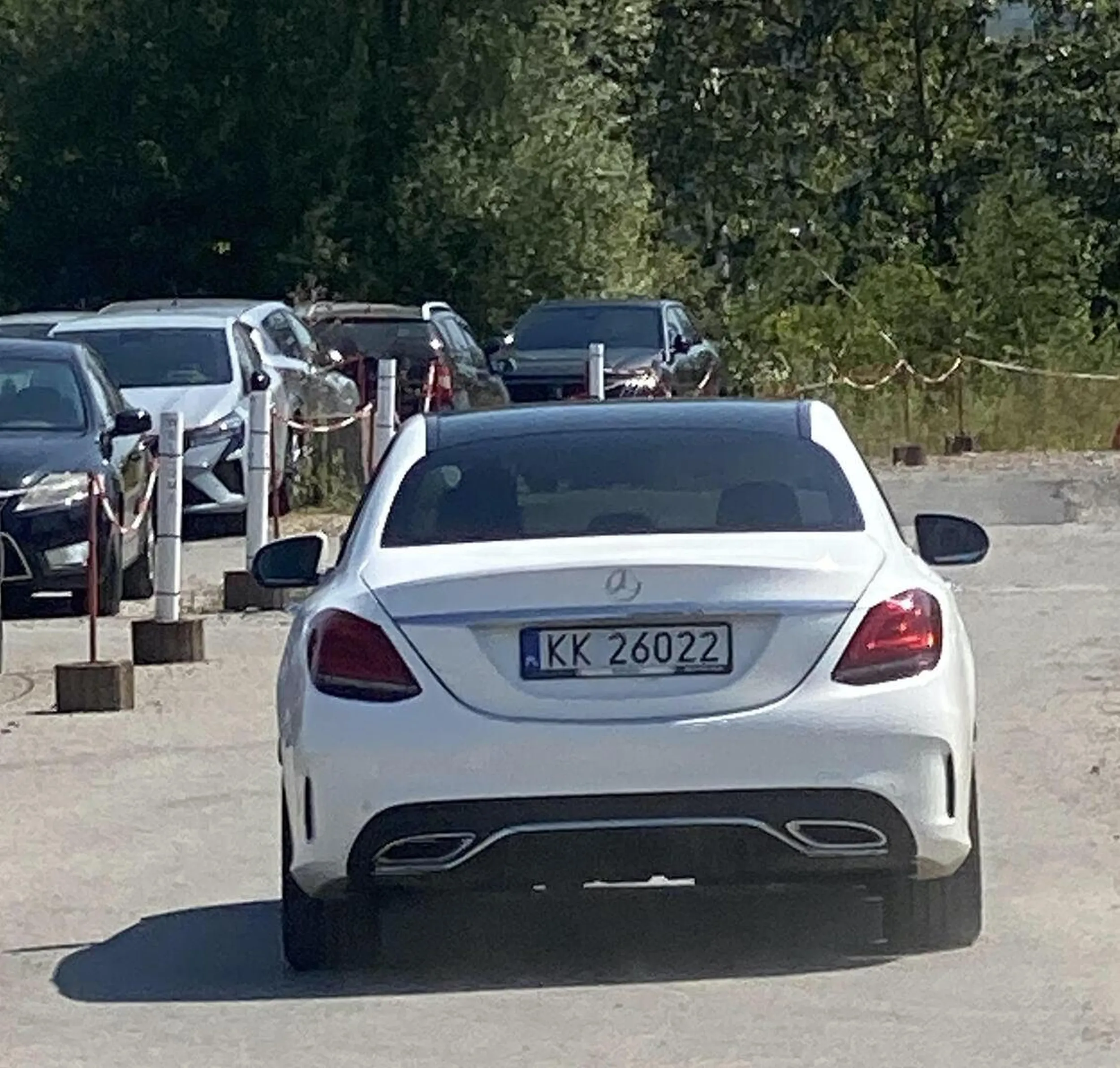 Pan z białego mercedesa musi prowadzić wyjątkowo smutne i przykre życie, skoro zaczepia na ulicy Bogu ducha winnych ludzi, obraża ich i grozi. Życzę Panu więcej pogody ducha i rozsądku.