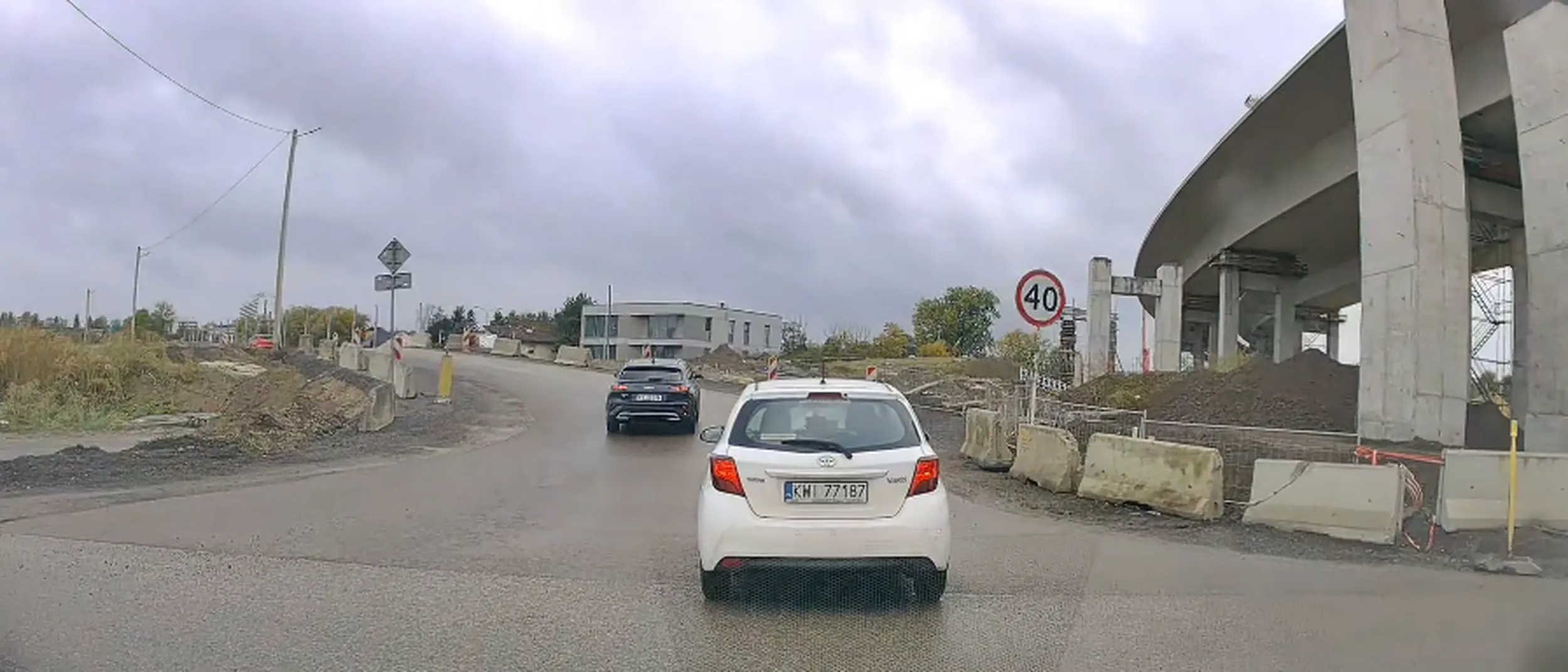 Pan kierowca to niech lepiej nauczy się odmieniać znak "droga z pierwszeństwem" od "ustąp pierwszeństwa". Dodatkowo polecałbym pojeździć tą KIA po placu manewrowym w celu douczenia się i dostosowania optymalnej prędkości do skrętu 90 stopni, bo nie dość że wymusiłeś to dodatkowo przez chwilę jechałeś pod prąd, a co gdyby ktoś jechał z naprzeciwka?