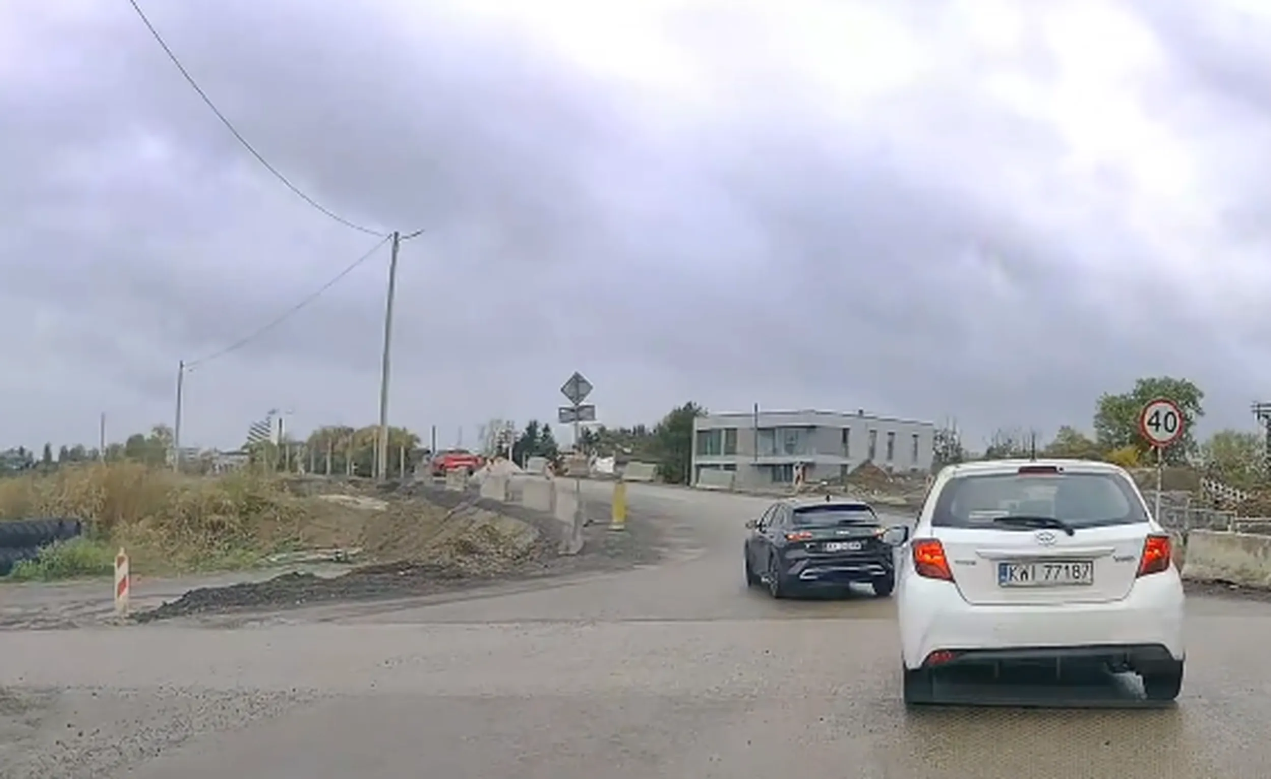 Pan kierowca to niech lepiej nauczy się odmieniać znak "droga z pierwszeństwem" od "ustąp pierwszeństwa". Dodatkowo polecałbym pojeździć tą KIA po placu manewrowym w celu douczenia się i dostosowania optymalnej prędkości do skrętu 90 stopni, bo nie dość że wymusiłeś to dodatkowo przez chwilę jechałeś pod prąd, a co gdyby ktoś jechał z naprzeciwka?