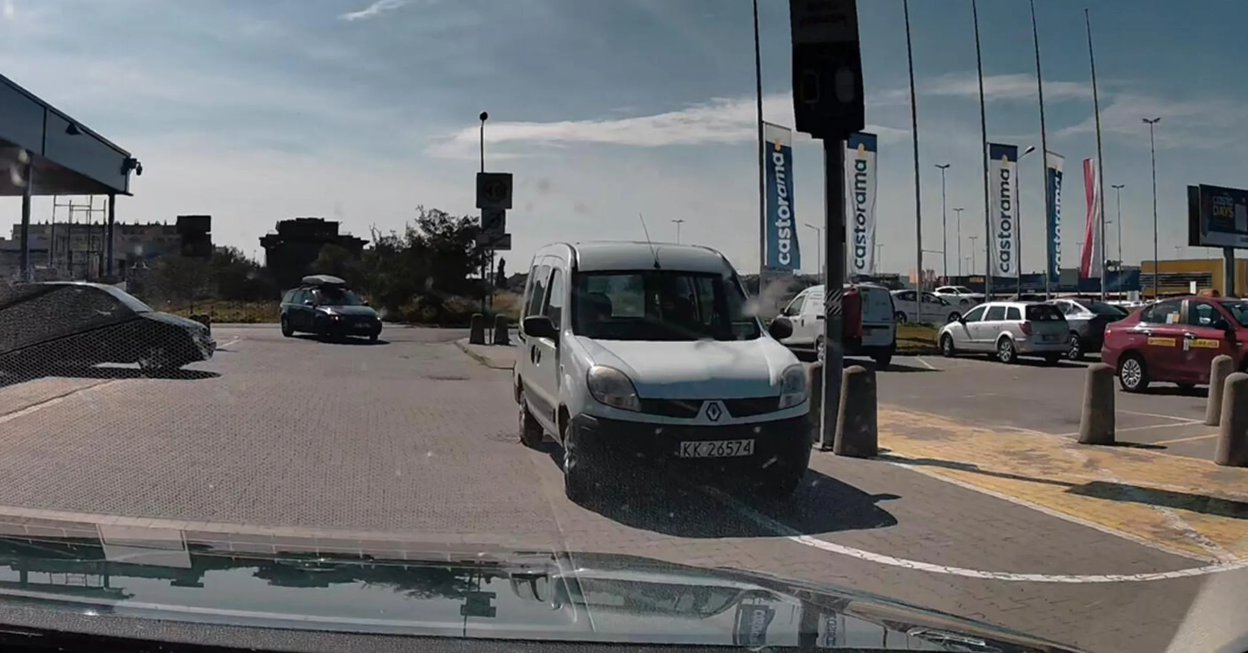 głąb parkuje utrudniając przejazd i widoczność, mając dziesiątki wolnych miejsc na parkingu