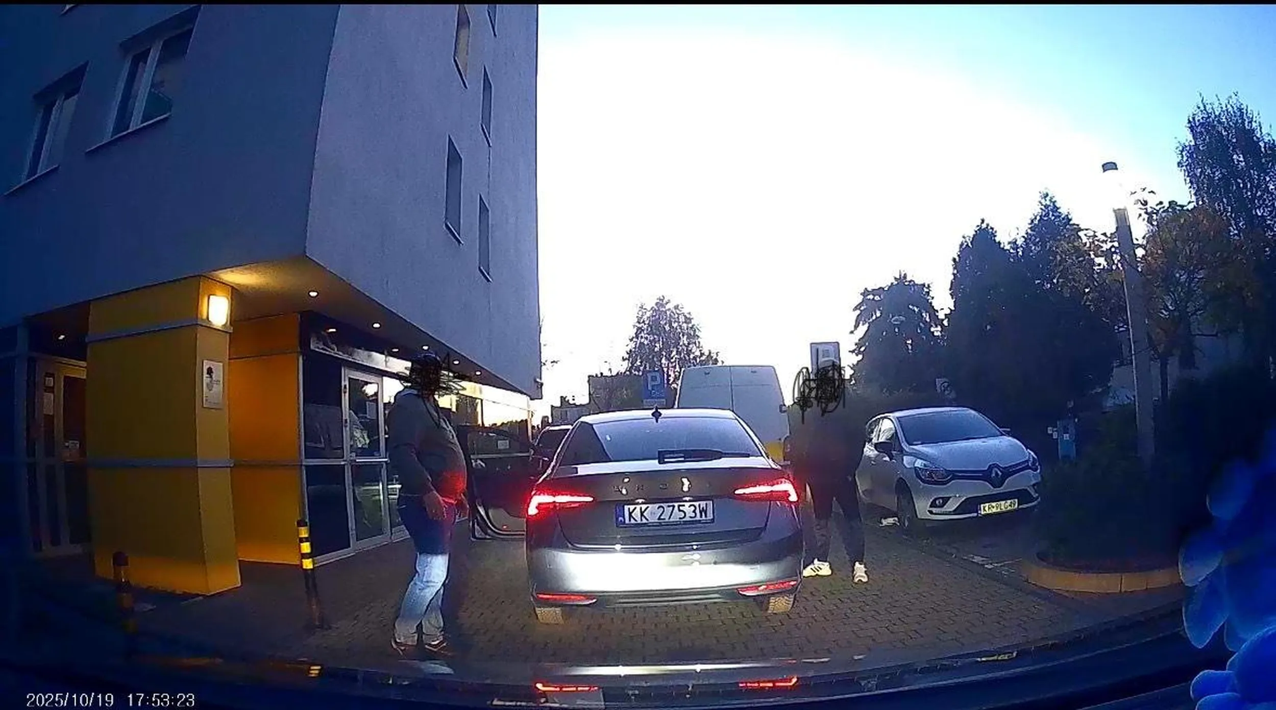 Wymusza pierwszeństwo, zajmuje 2 pasy ruchu, a po użyciu sygnału dźwiękowego wylatuje z synkiem z troskliwym pytaniem „masz jakiś k*rwa problem?”. Na koniec pozdrawia serdecznie gestykulując