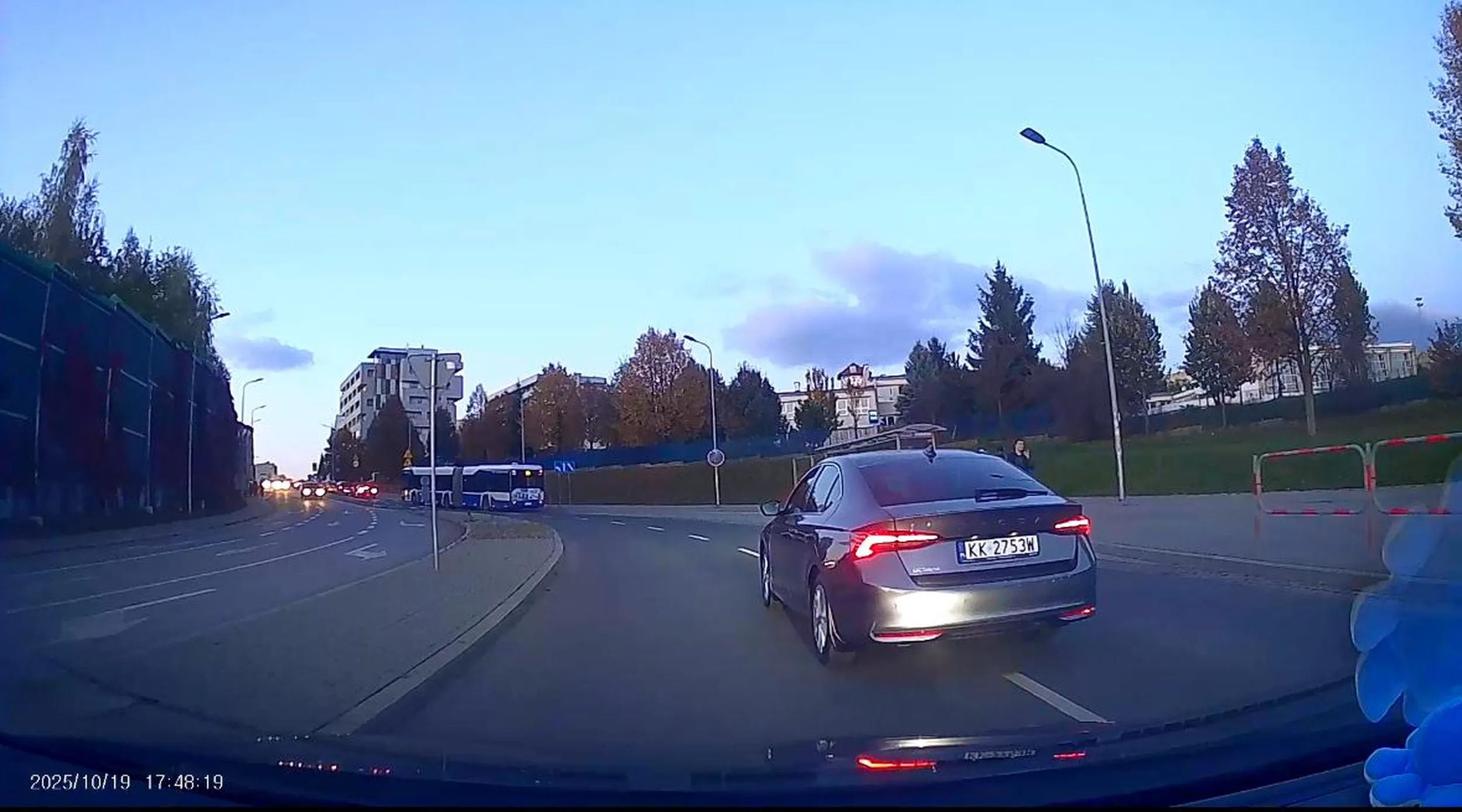 Wymusza pierwszeństwo, zajmuje 2 pasy ruchu, a po użyciu sygnału dźwiękowego wylatuje z synkiem z troskliwym pytaniem „masz jakiś k*rwa problem?”. Na koniec pozdrawia serdecznie gestykulując