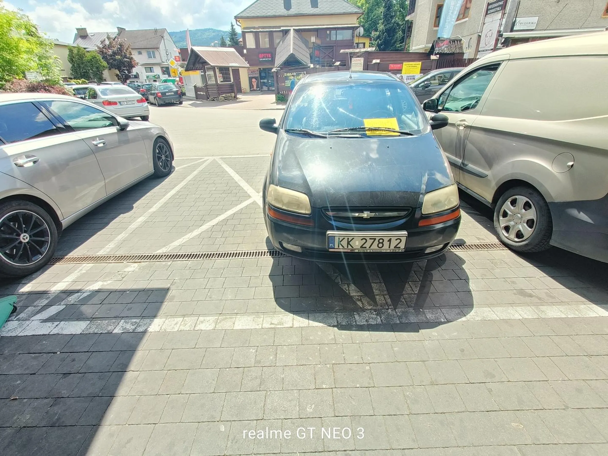 Pani nie dość, że nie potrafi zaparkować na jednym miejscu parkingowym to w dodatku kłamie, że "Tylko na chwilę", która trwa już 2 godziny.