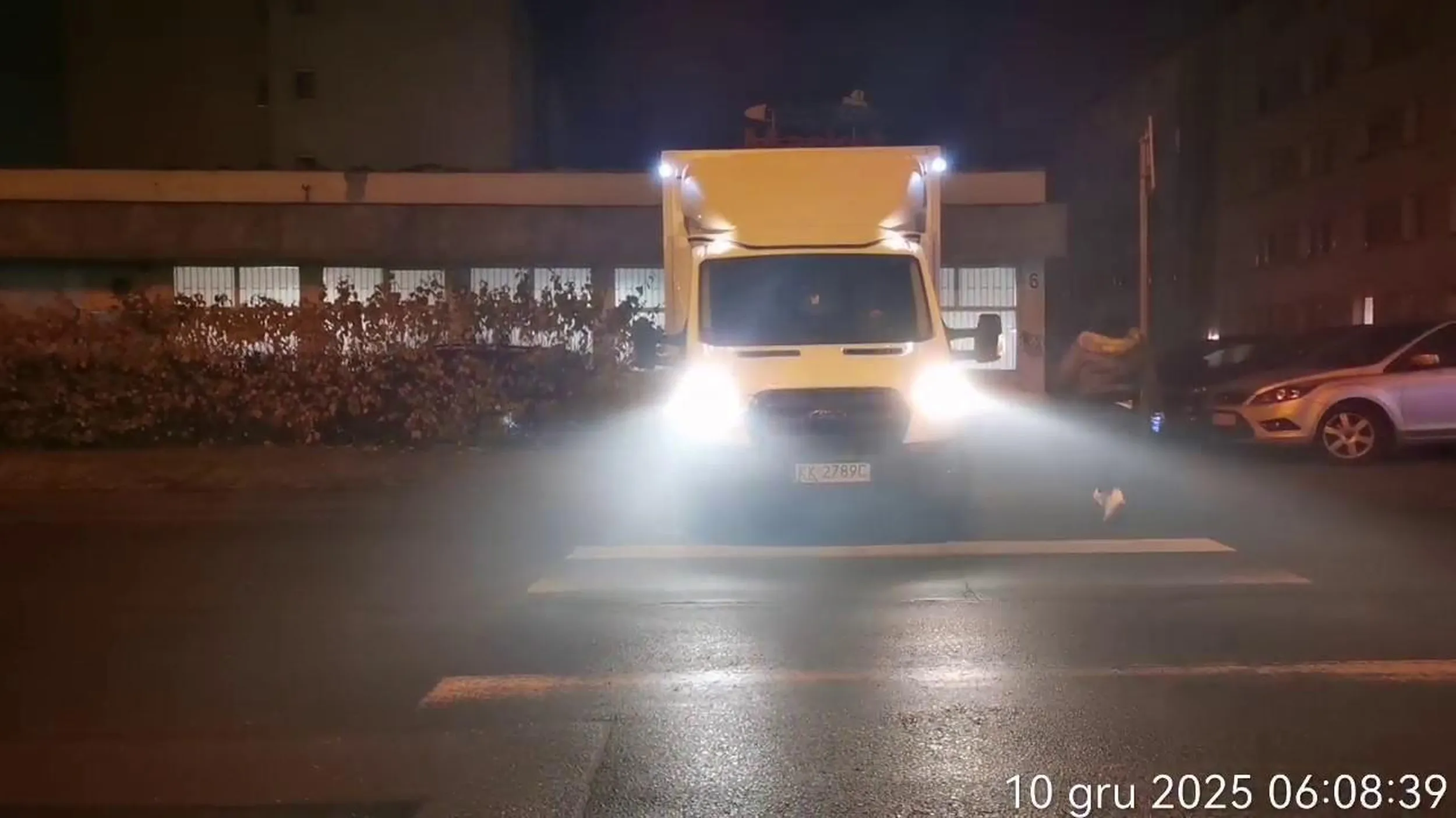 Piekarnia Ulman zatrudnia genialnych kierowców. Notorycznie jeżdżą po drodze i przejściu dla pieszych. Blokują chodnik i zatrzymują się na przystanku autobusowym.