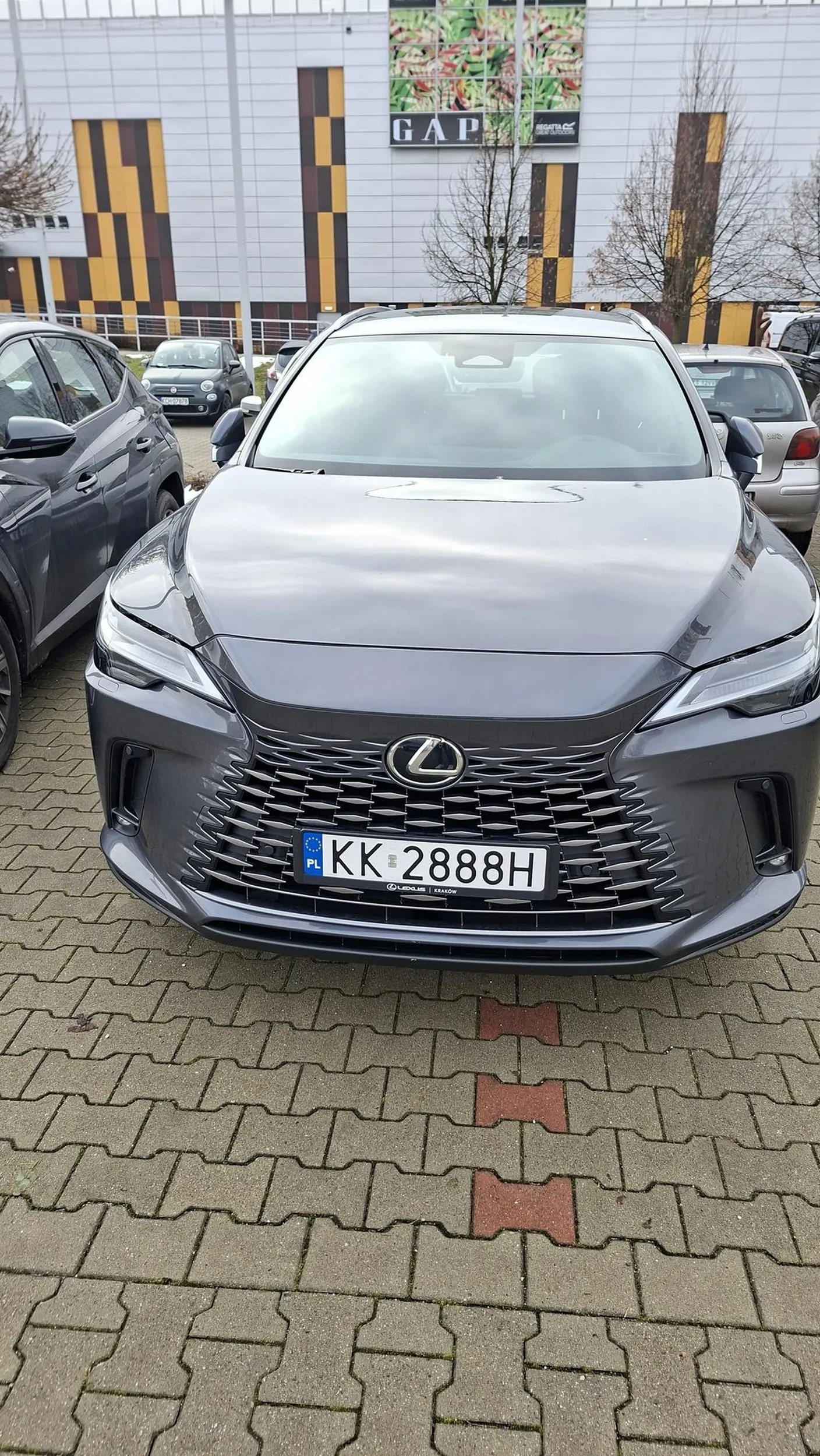 Wielki bufon stoi na 4 miejscach parkingowych.