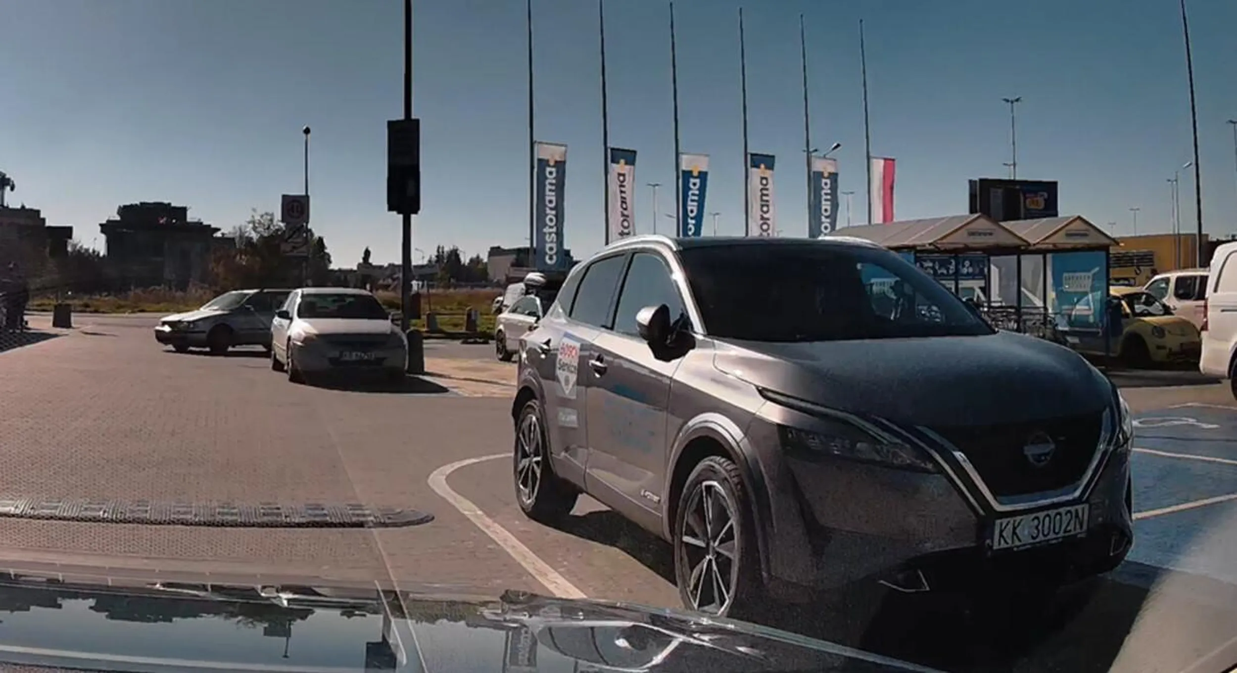 parkuje jak ciele, utrudniając życie kierowcom potrafiącym parkować