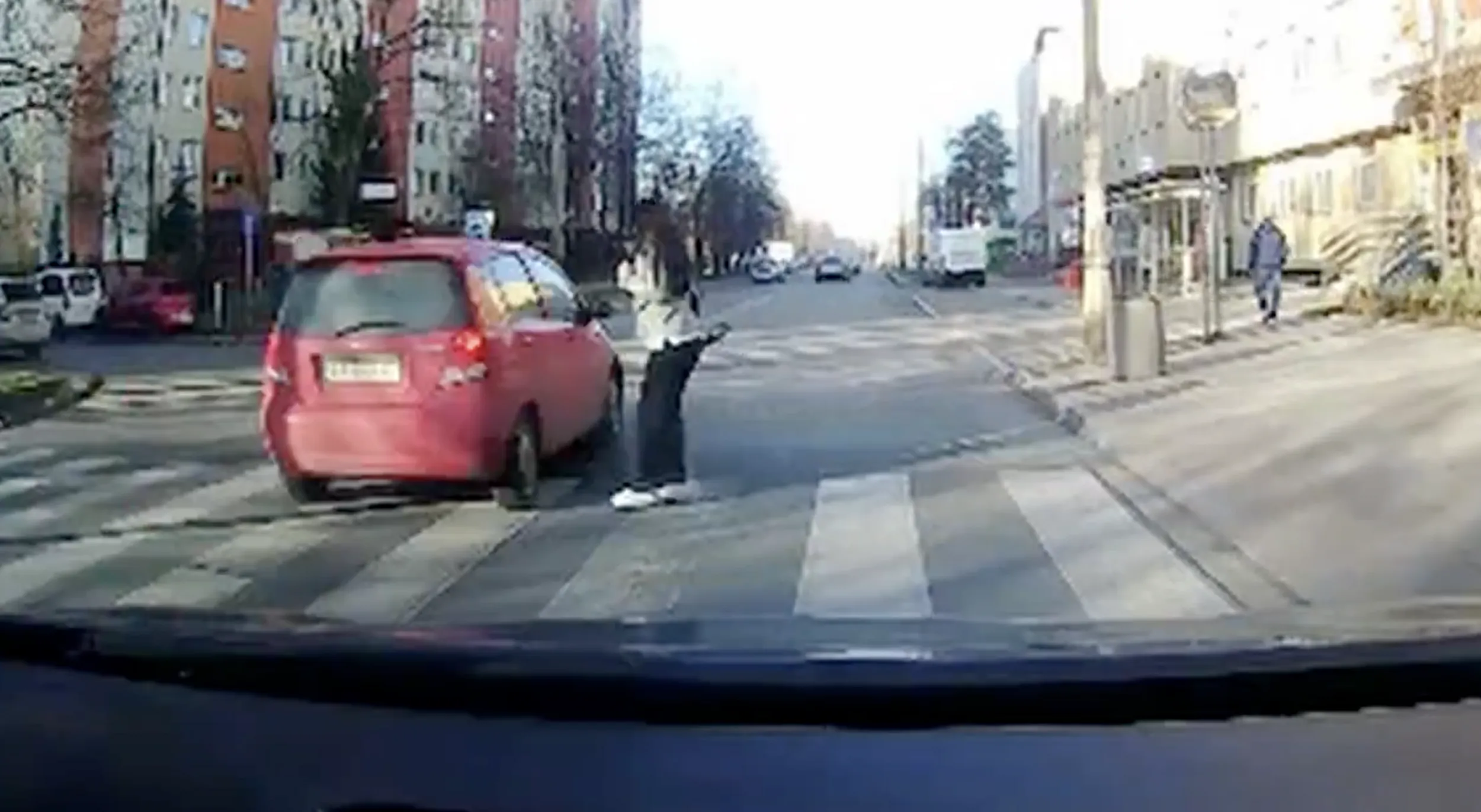 wyprzedza na podwójnej ciągłej pojazdy stojące przed przejściem i przepuszczające pieszych. Omal nie zabił dziewczyny. jazda - 50km/h w terenie zamieszkałym.