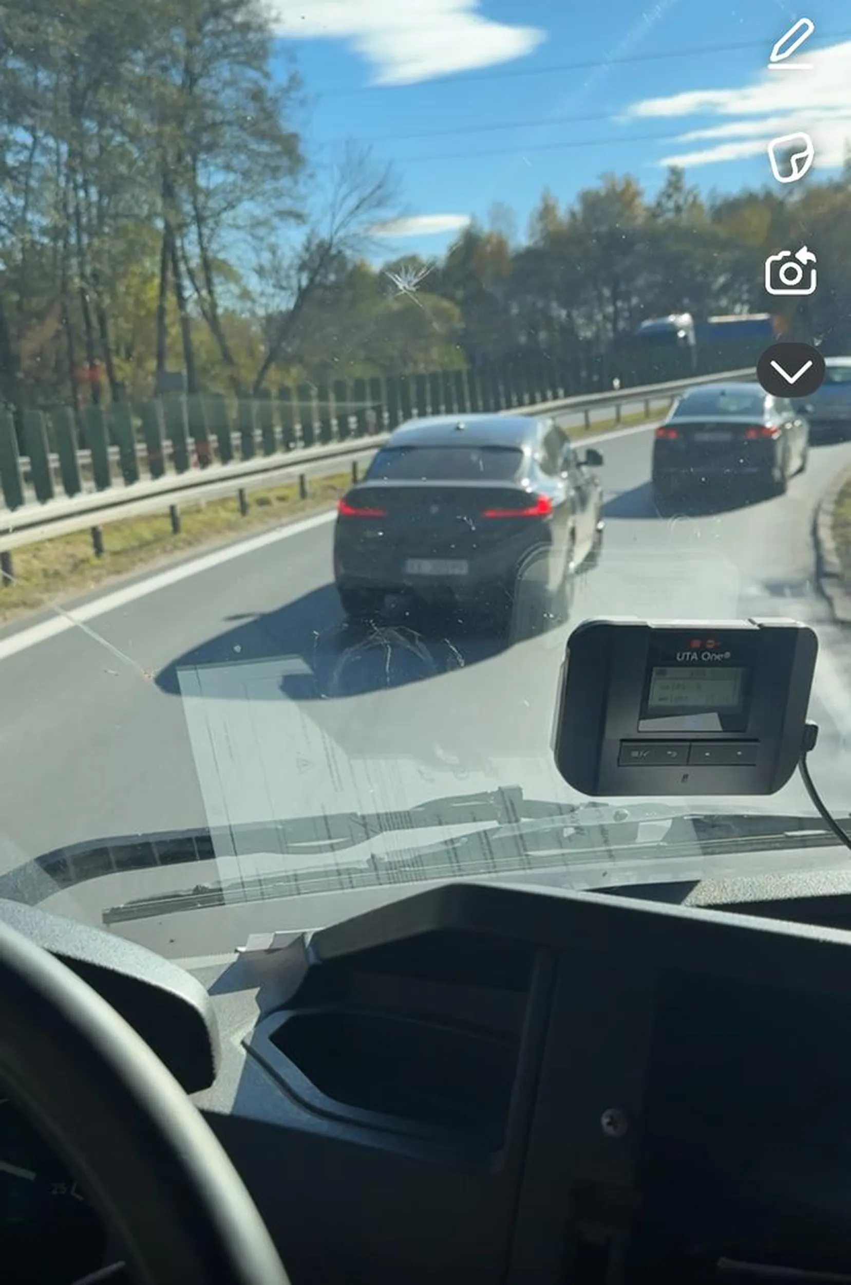 Styl jazdy kierowcy BMW aż razi w oczy. Nie jesteś na drodze sam. Infrastruktura w tym miejscu pozwala, na to żeby kierowcy skręcający w lewo ustawili się z lewej strony, zaś osoby które chcą skręcić w prawą stronę stanęli z prawej strony. Nie rozumiem co takie zachowanie ma na celu, ale gdybyś czasami użył tego co masz między uszami, wiedział byś że takie zachowanie powoduje jeszcze większe korki, a i ciebie nie przyśpieszy.