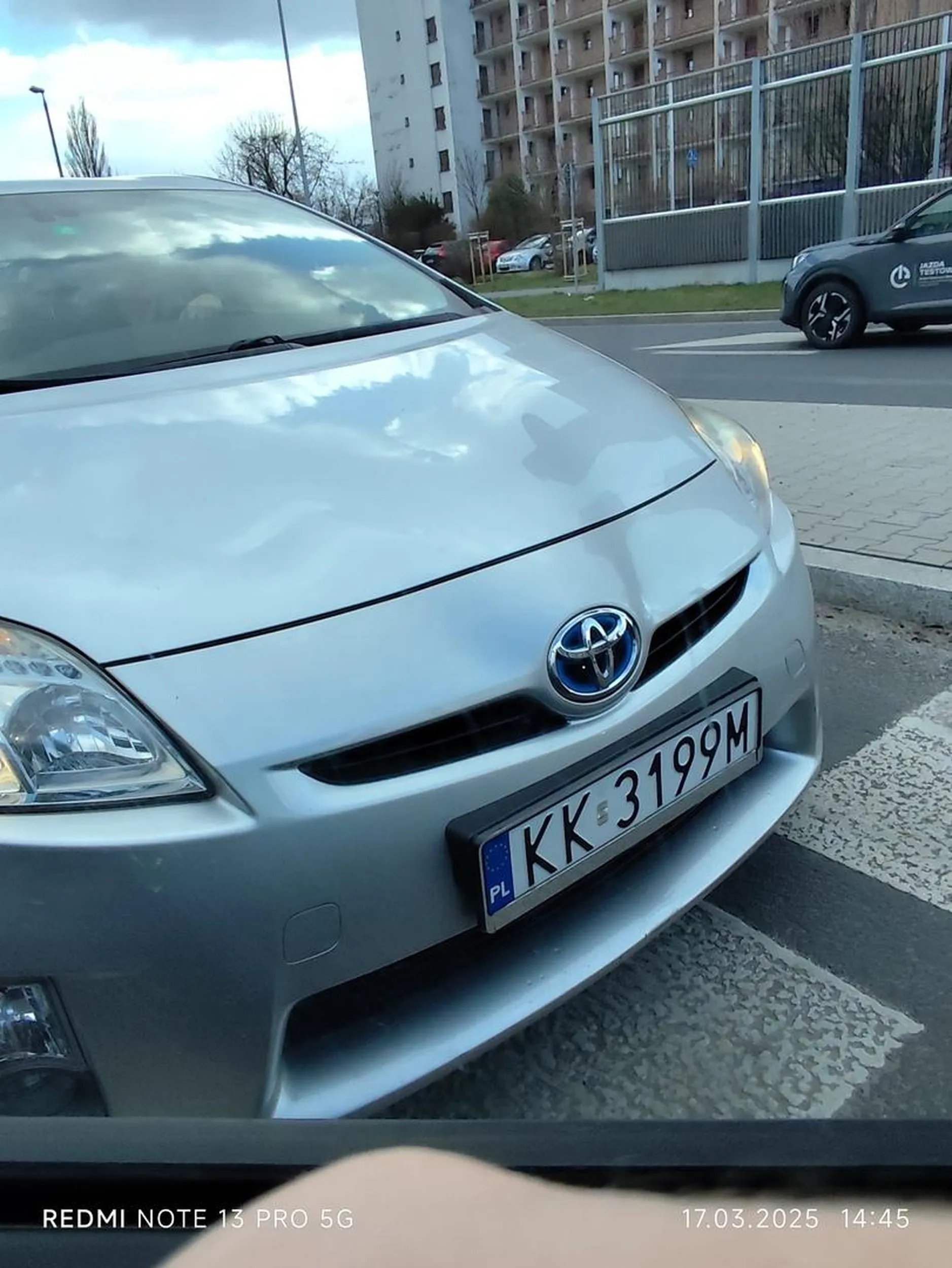 Taksówka Toyota - chyba prius, za kierownicą osobnik o aparycji troglodyty i takie samo zachowanie - wyprzedzanie na pasach i podwójnej ciągłej omijając wysepki i spychając ludzi jadących z naprzeciwka na bus pas. Kraków, prądnicka, 17.03.25 14;45