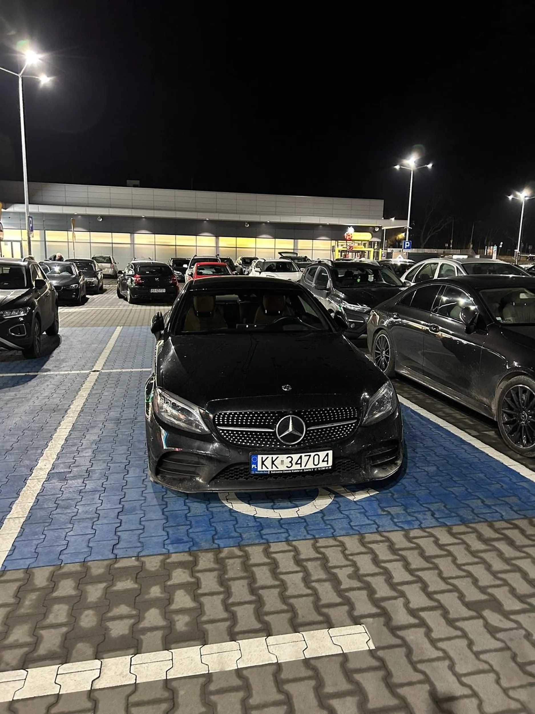 Pozdrawiam pana idacego na silownie, ewidetnie cardio to nie jego domena, bo puste miejsca 10metrow dalej byly dla niego za daleko, musial stanac na miejscu dla niepelnosprawnych, bo bylo najblizej wejscia na silownie. Nie wykluczam oczywiscie niepelnosprawnosci, ale szedl dziarsko, wiec na pewno nie fizyczna.