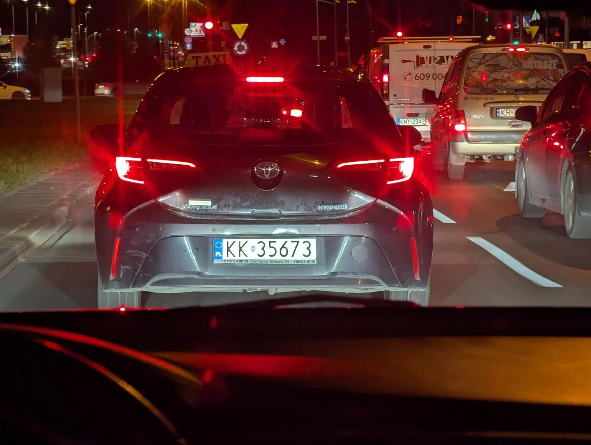 Zajeżdża drogę, jeździ dwoma pasami równocześnie, wymusza pierwszeństwo