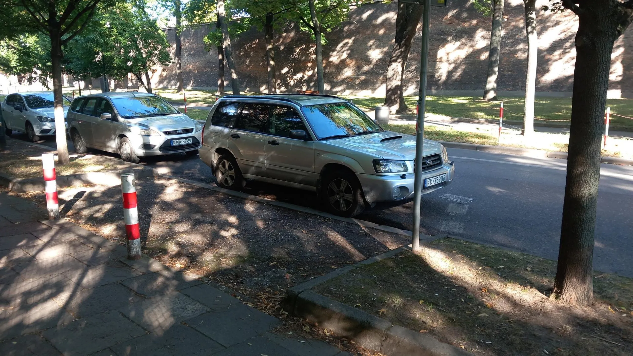 To nic że miejsca postojowe wyzaczono poprzecznie, ja stanę wzdłuż niech sobie inni szukają gdzie zaparkować