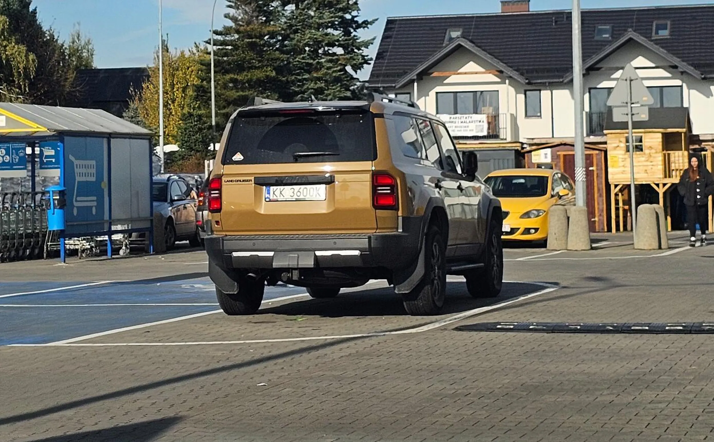 pacan parkuje na obszarze wyłączonym z ruchu, mając wolne miejsca 10 metrów dalej