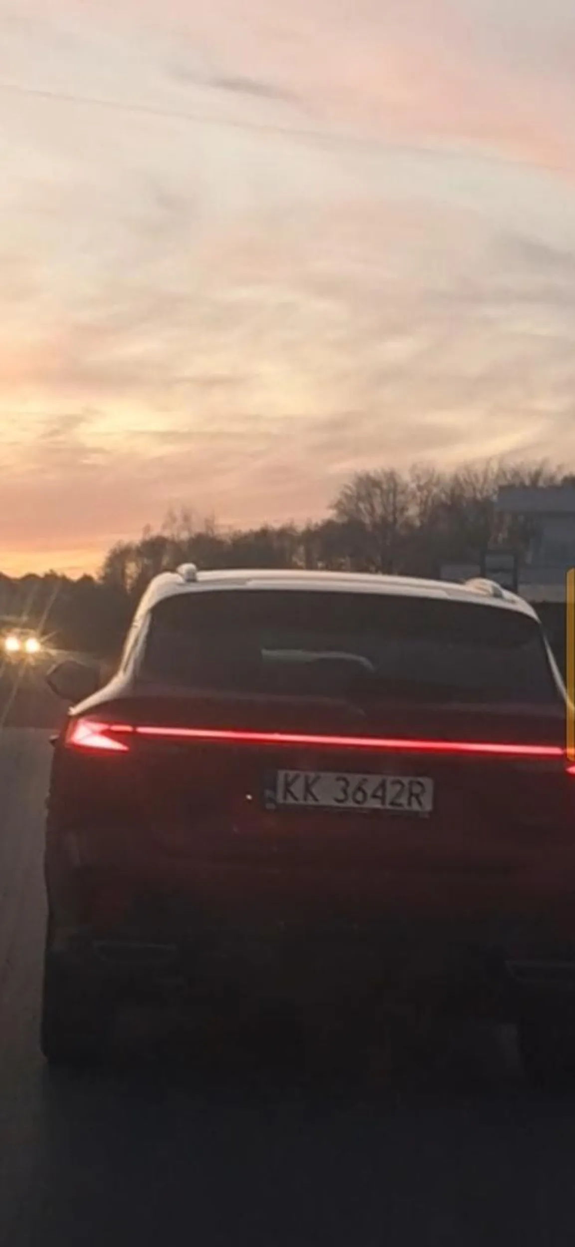 Nidek, na ogr 40, jechal 90 km/h. Podczas wymuszenia podczas manewru wyprzedzania, uszkodzil mi lakier na sanochodzie.Czekam na kontakt z pana strony, licze na podwujna rekompesate za czekanie. Po 7 dniqch zglaszam sprawe na policje wraz z nagraniem przekroczenia predkosci. W kolejnej wiadomosci zostawie adres meilowy do kontaktu