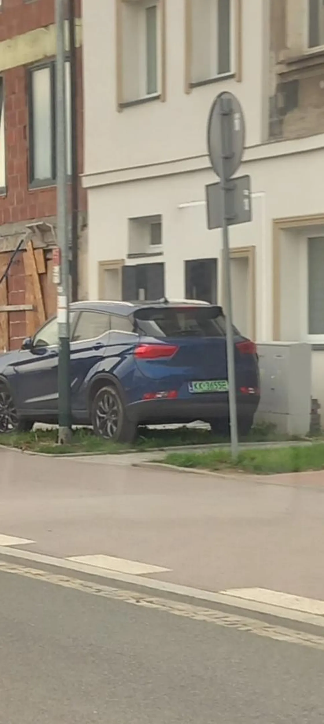 Jeśli masz elektryka to możesz: - jechać po chodniku i drodze rowerowej - parkować na trawniku - ładować się prosto że skrzynki prądowej 18.09.2025 al. 29 Listopada Kraków