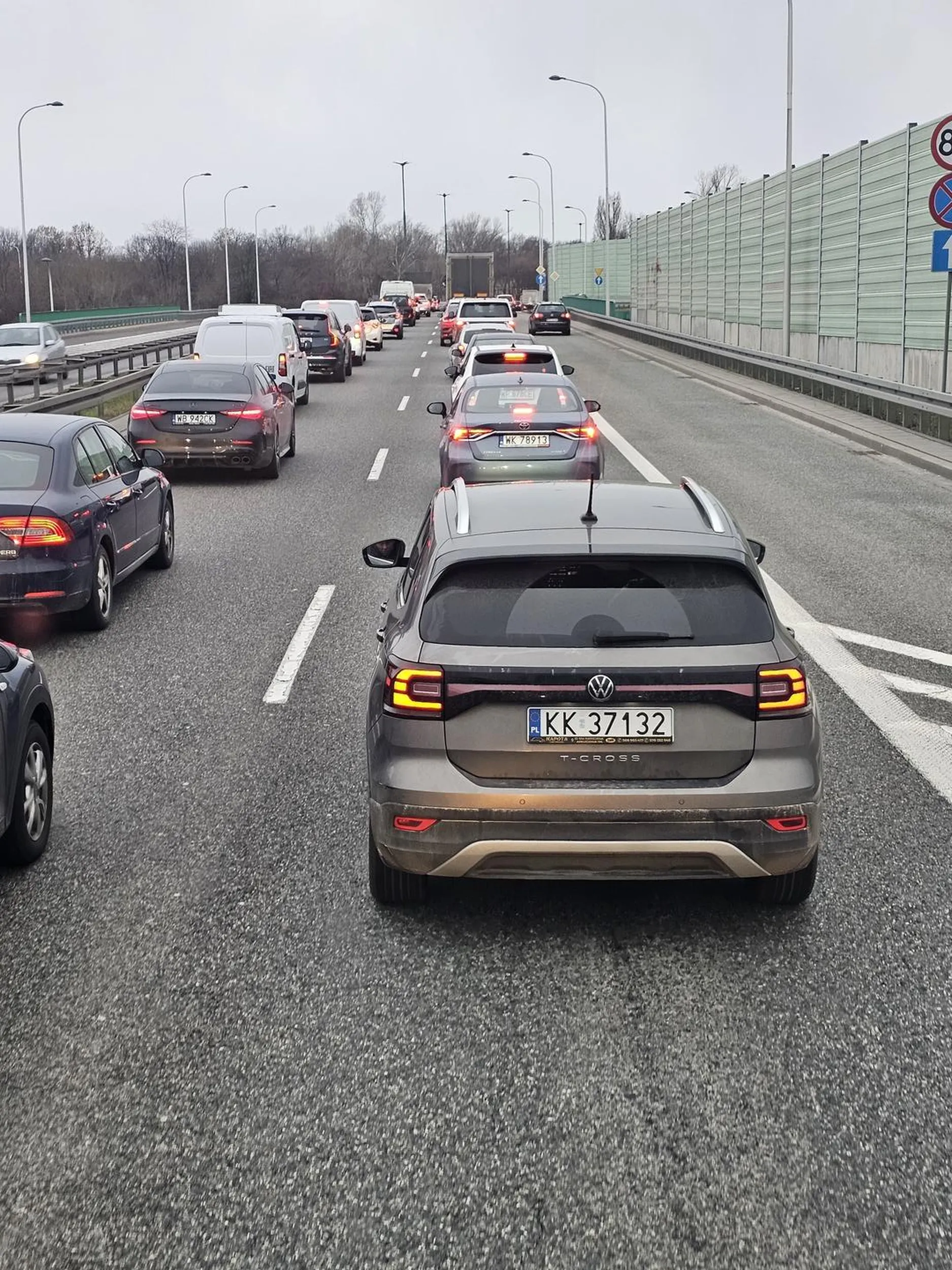 Burak w VW który niepowinien prowadzić auta szkoda tylko tej pięknej Pani obok zjeba ;) Frustrat  filmik na  Stop Cham