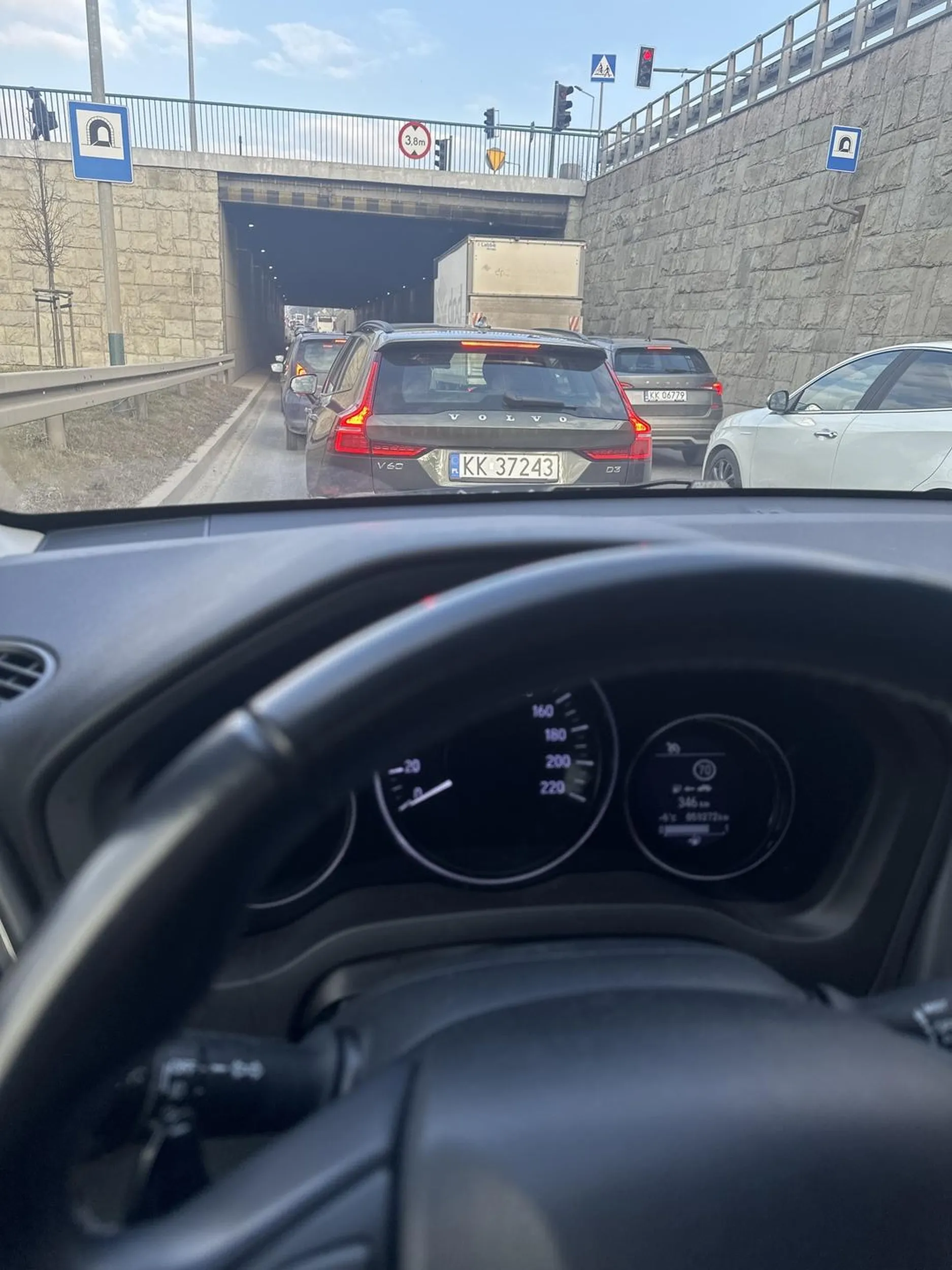 Skończ się bawić kobieto telefonem podczas jazdy. Wyjeżdżanie na środek drogi, orientowanie się że auta ruszyły na światłach po 30 sekundach od momentu jak przed Tobą zrobiło się już pusto. Po tym jak pod bonarka Twój samochód zjechał na środek przeciwległego pasa nie nauczyłaś się nic i dalej siedziałaś na telefonie. Gratulacje!