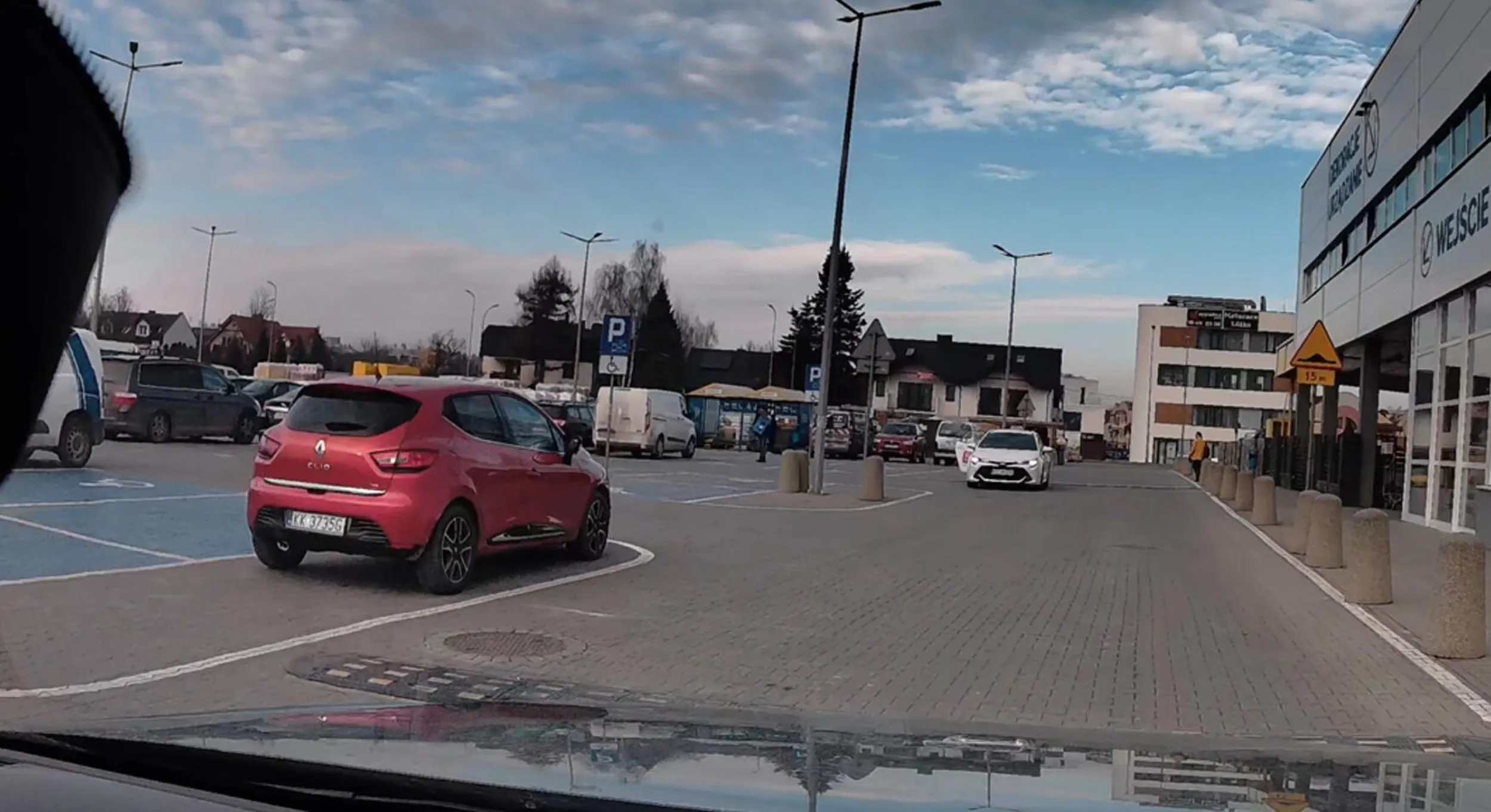 pierdoła parkuje na obszarze wyłączonym z ruchu, mając pełno wolnych miejsc na parkingu - no ale tak, dupy się nie chce ruszyć, trzeba jak najbliżej wejścia