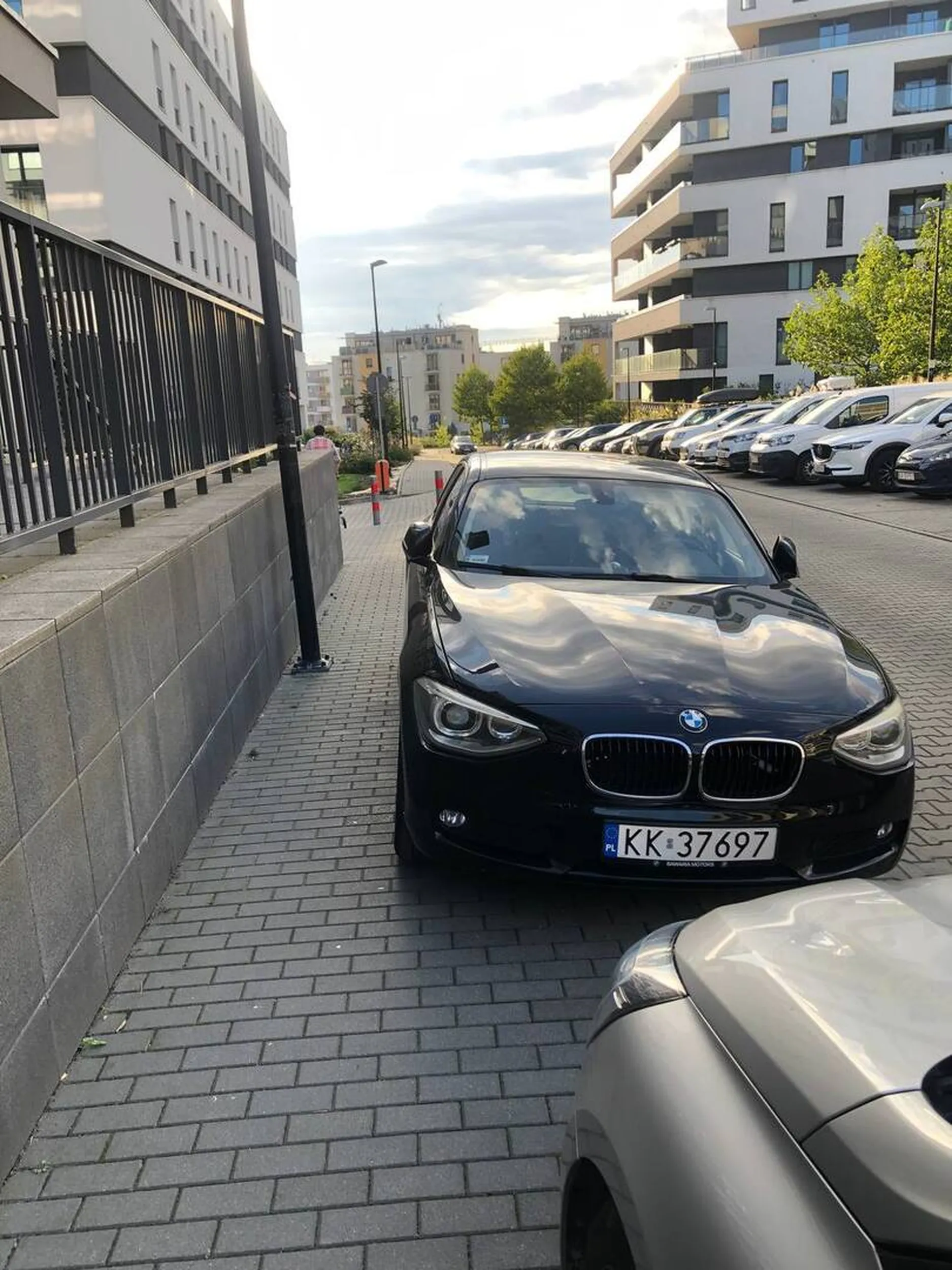 osoba chyba nie umie parkowac, bo tyle miejsca na chodniku pozostawione ze osoba starsza z chodzikiem nie mogla przejsc miedzy tym samochodem a slupkiem obok, trzeba troche oleju w glowie miec jednak