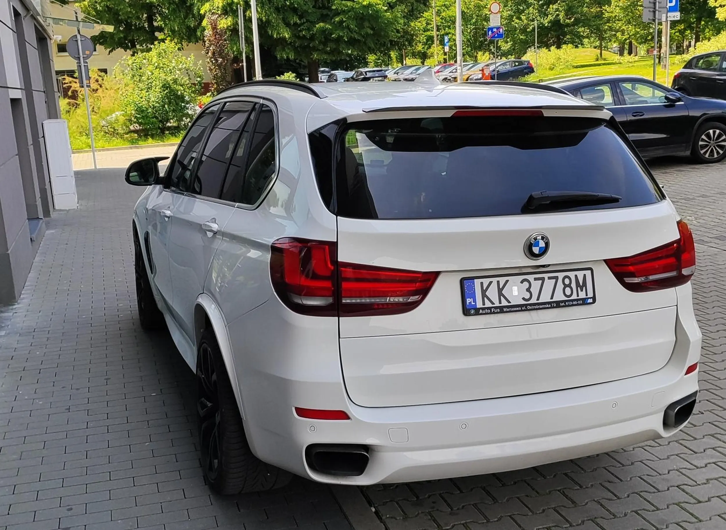 Śmieć ma swoje miejsce z blokadą obok, ale to za duży wysiłek żeby ją obniżyć więc woli parkować na chodniku