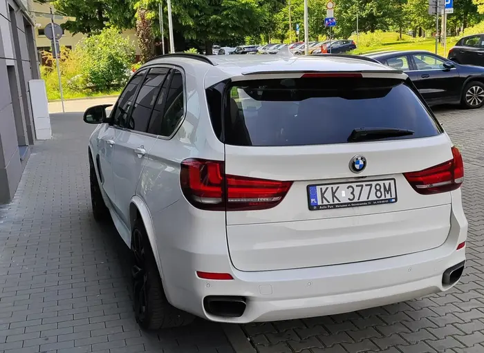 Śmieć ma swoje miejsce z blokadą obok, ale to za duży wysiłek żeby ją obniżyć więc woli parkować na chodniku