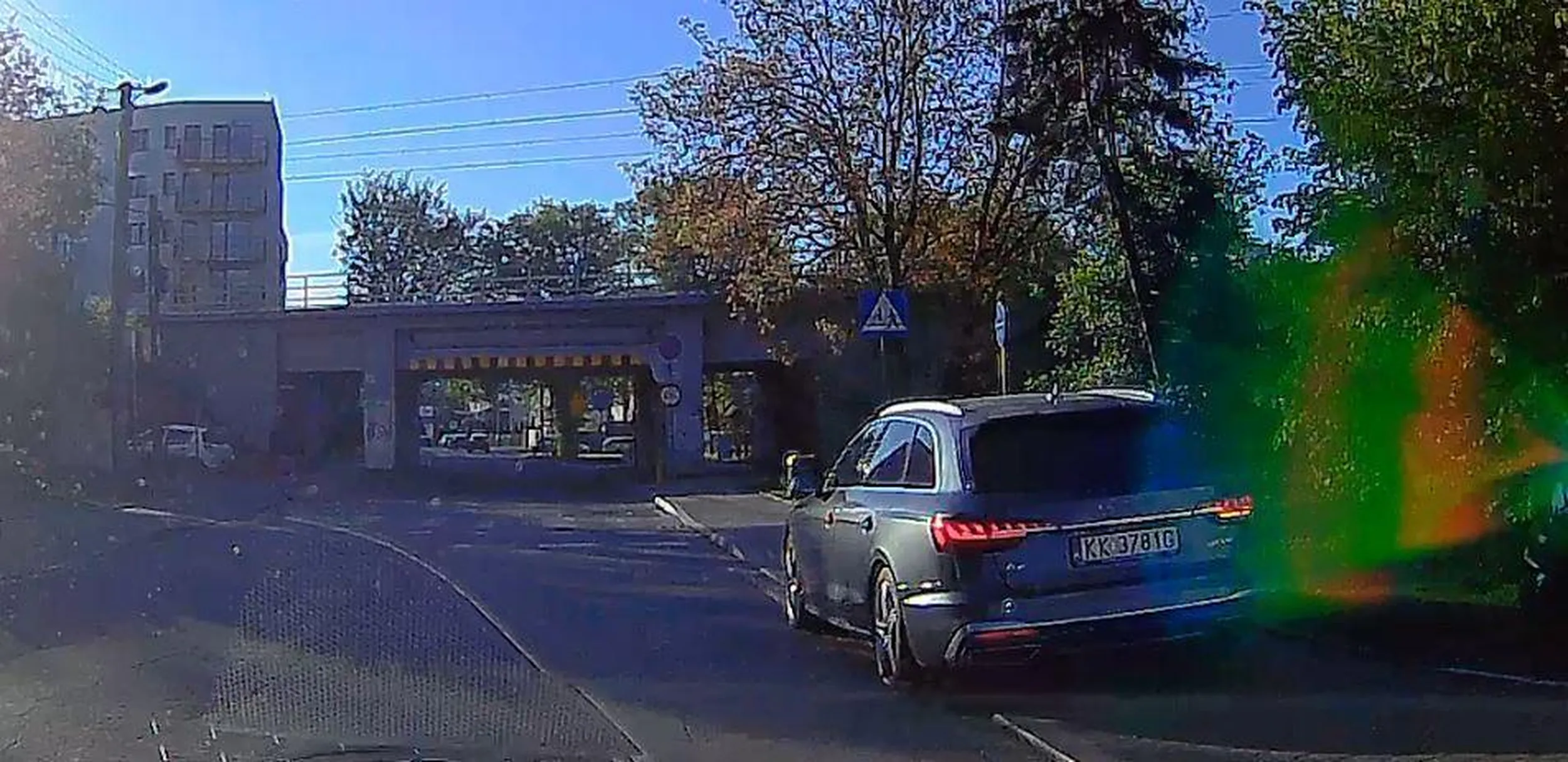 Kto by się tam przejmował jakimś zakazem zatrzymywania i postoju czy tym bardziej przejściem dla pieszych, o zastawieniu całego chodnika nawet nie ma co wspominać.