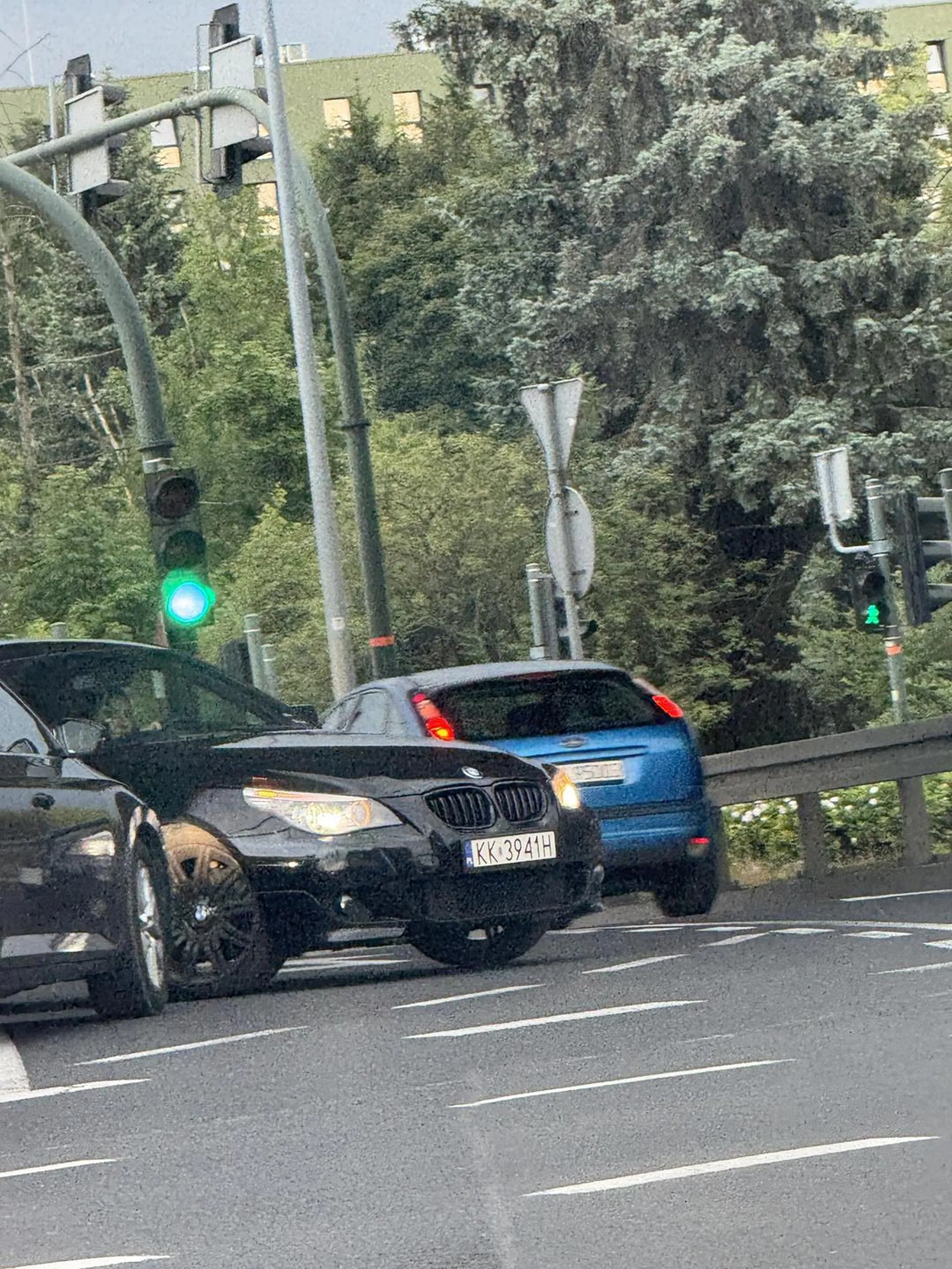 Blondi się pomyliło w którą stronę jechać na rondzie Rondo Ofiar Katynia, Krakow. Foto od strony jasnogórskiej