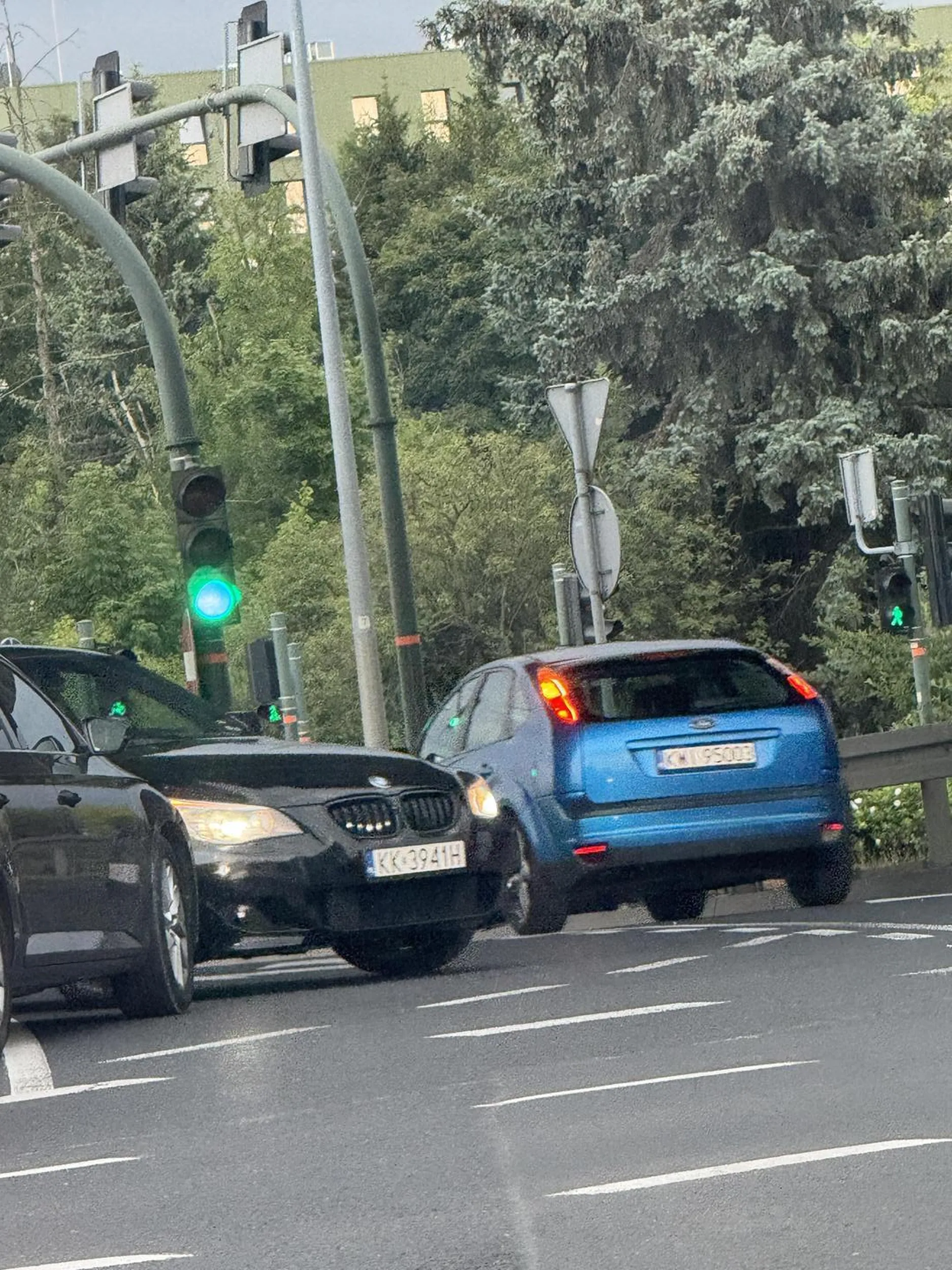 Blondi się pomyliło w którą stronę jechać na rondzie Rondo Ofiar Katynia, Krakow. Foto od strony jasnogórskiej