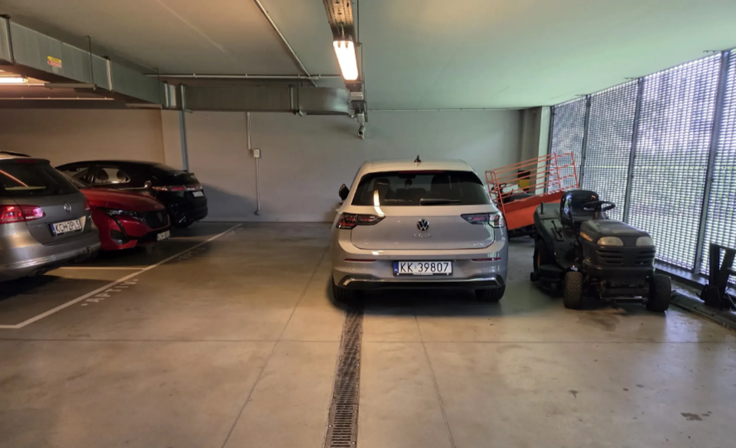 Blokuje wyjazd innym osobom w garażach podziemnych.