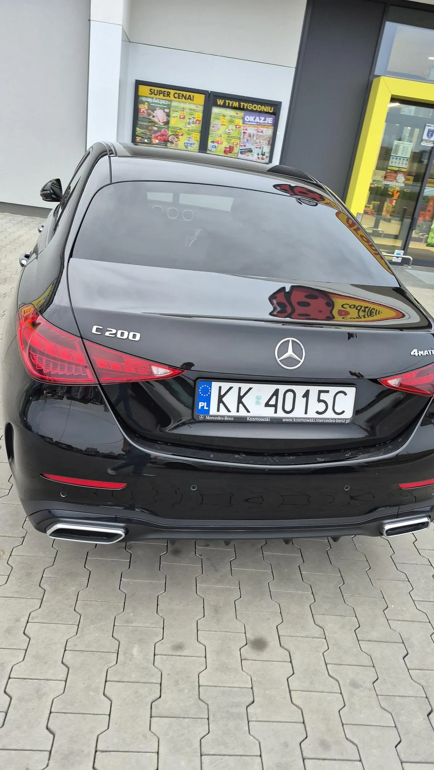 Do środka wjedź wsioku, jak taki gruby jesteś ze ci się chodzić nie chce to się na taczki przesiądź, nikt ci cebuli z promocji nie podwali